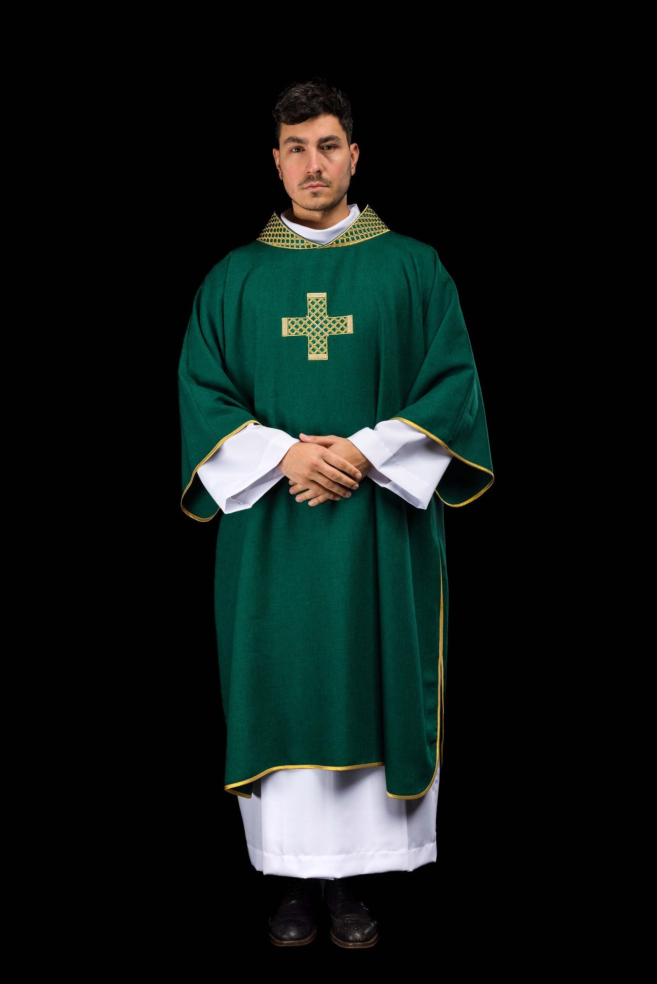 Dalmatica con cruces bordadas y cuello verde