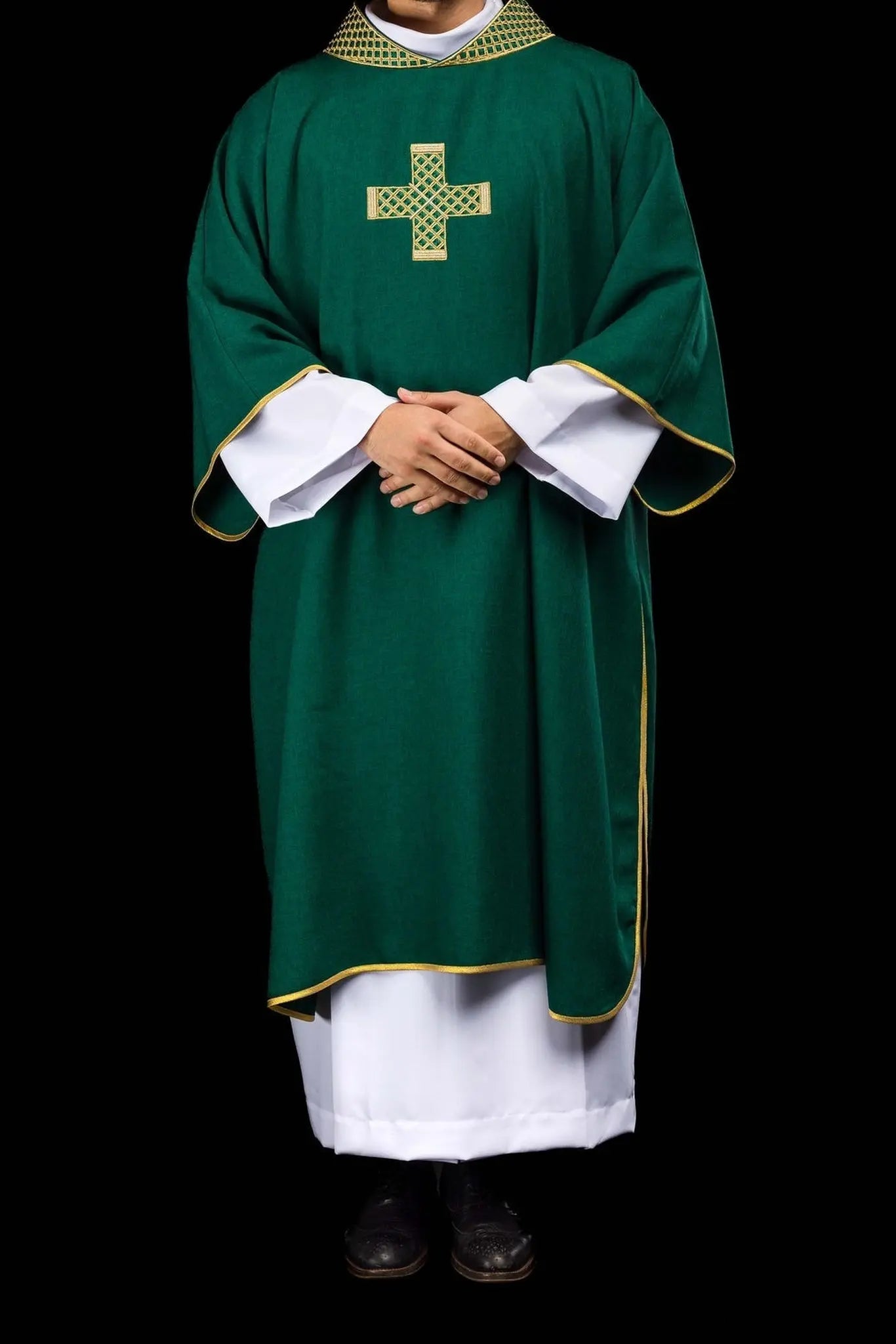 Dalmatica verde con cruces bordadas y cuello
