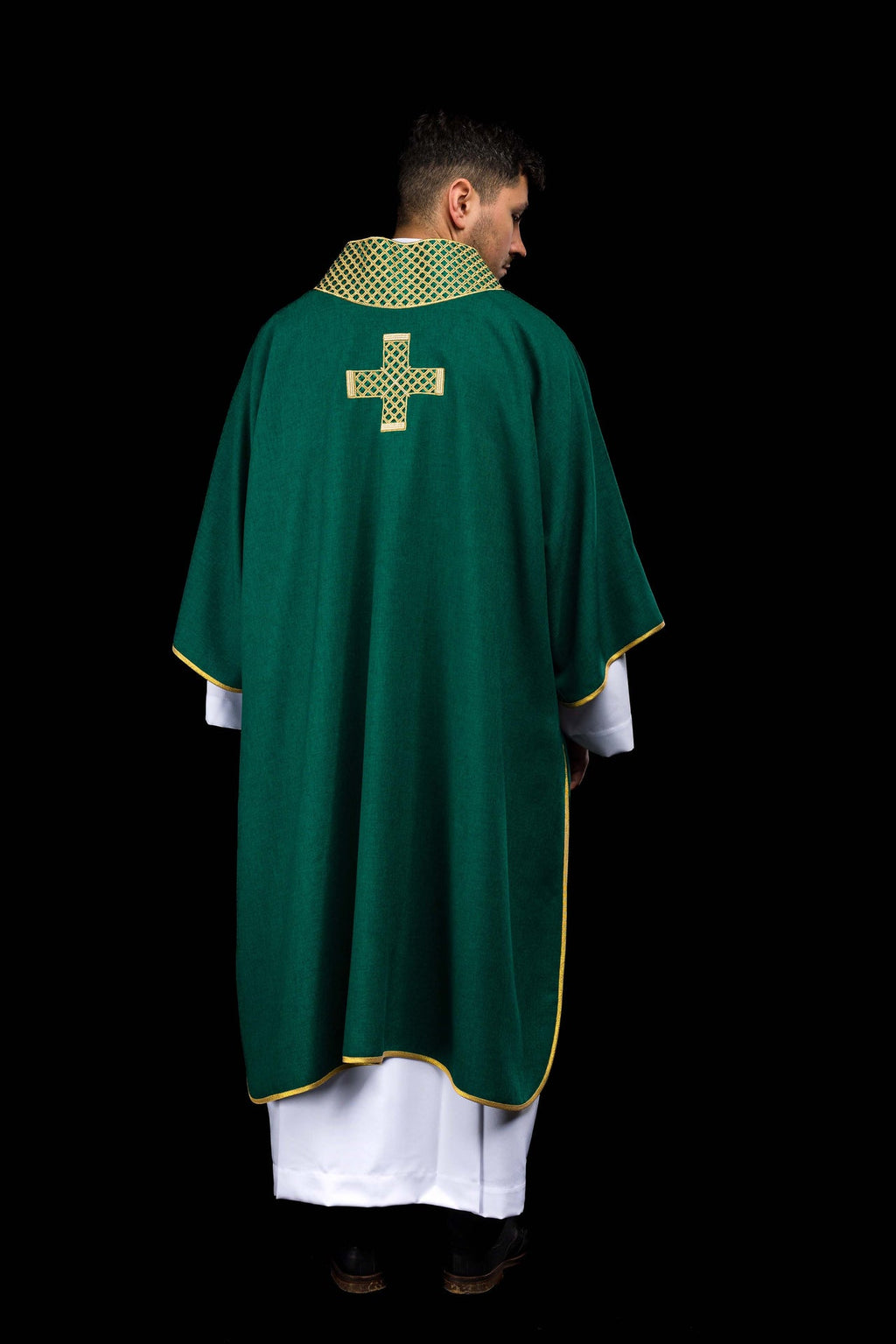Dalmatica con cruces bordadas y cuello verde