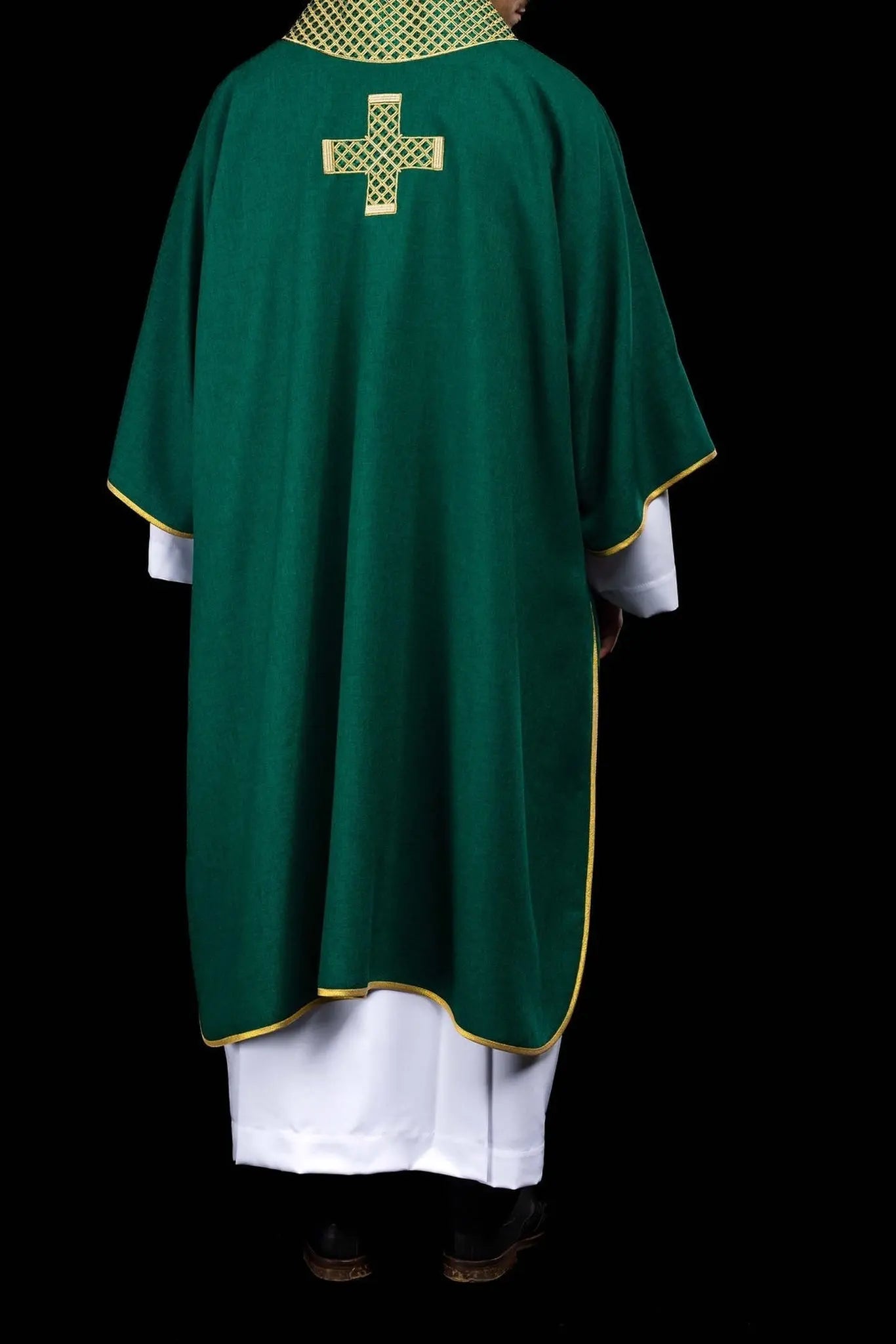 Dalmatica verde con cruces bordadas y cuello