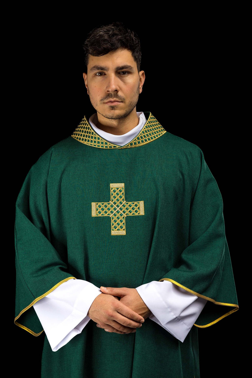 Dalmatica con cruces bordadas y cuello verde