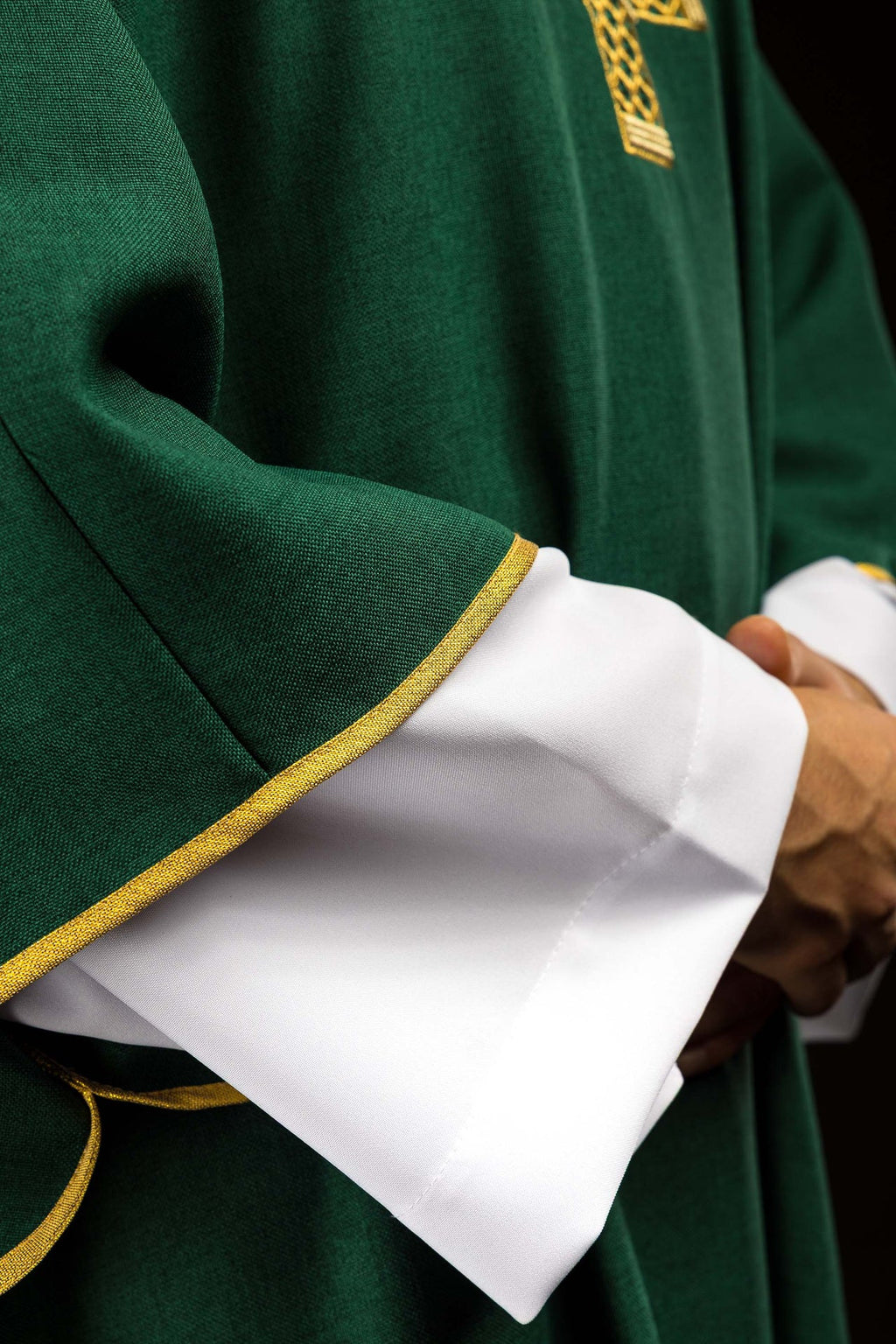 Dalmatica con cruces bordadas y cuello verde