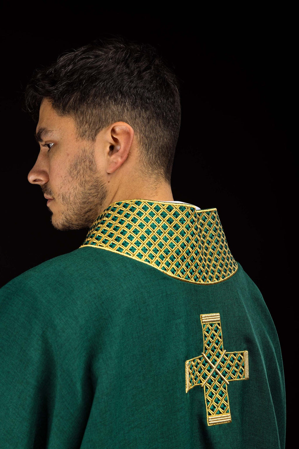 Dalmatica con cruces bordadas y cuello verde