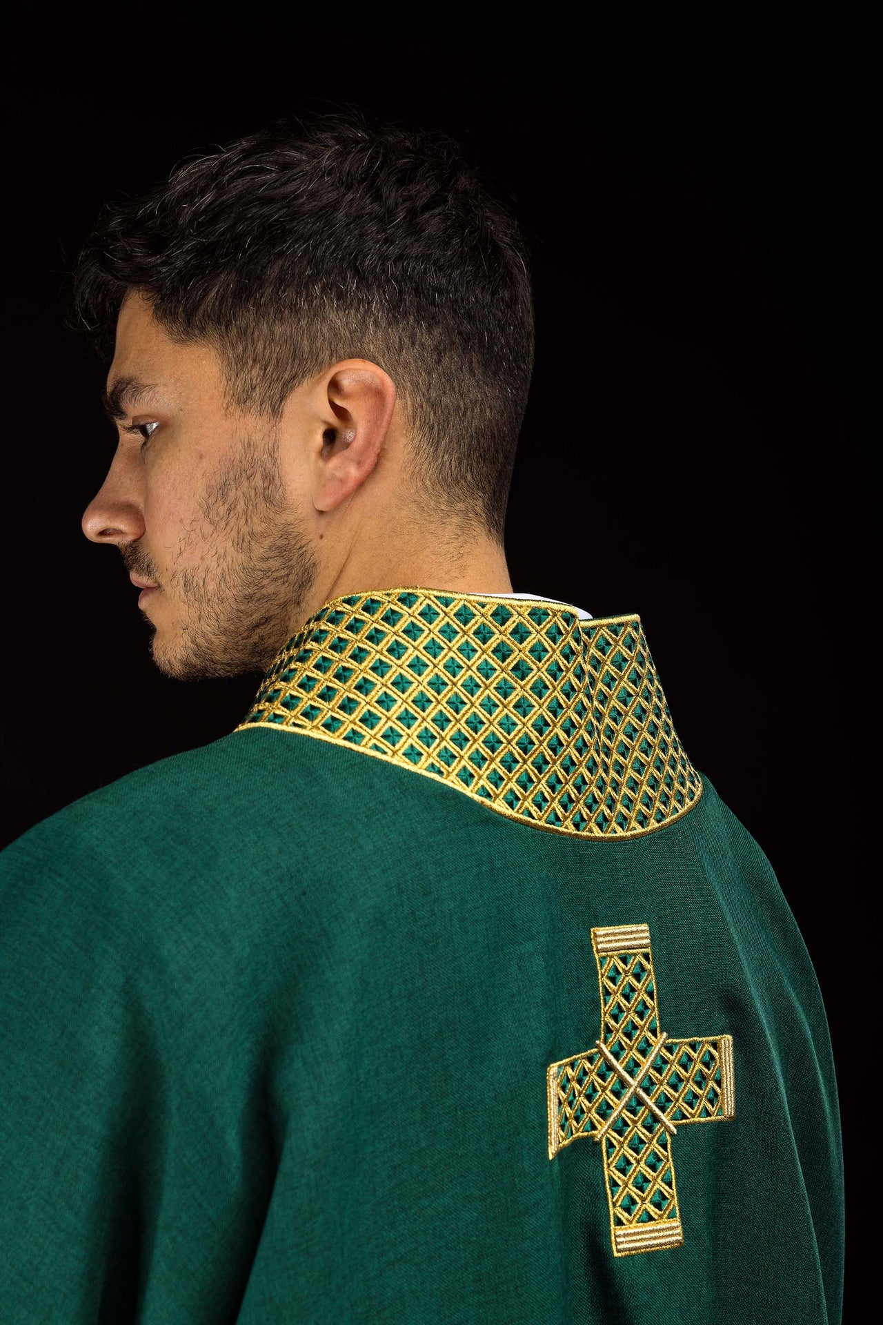Dalmatica con cruces bordadas y cuello verde