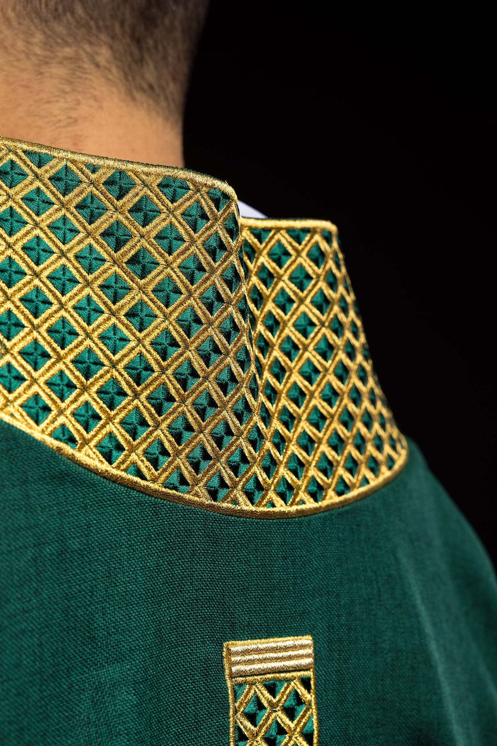 Dalmatica con cruces bordadas y cuello verde