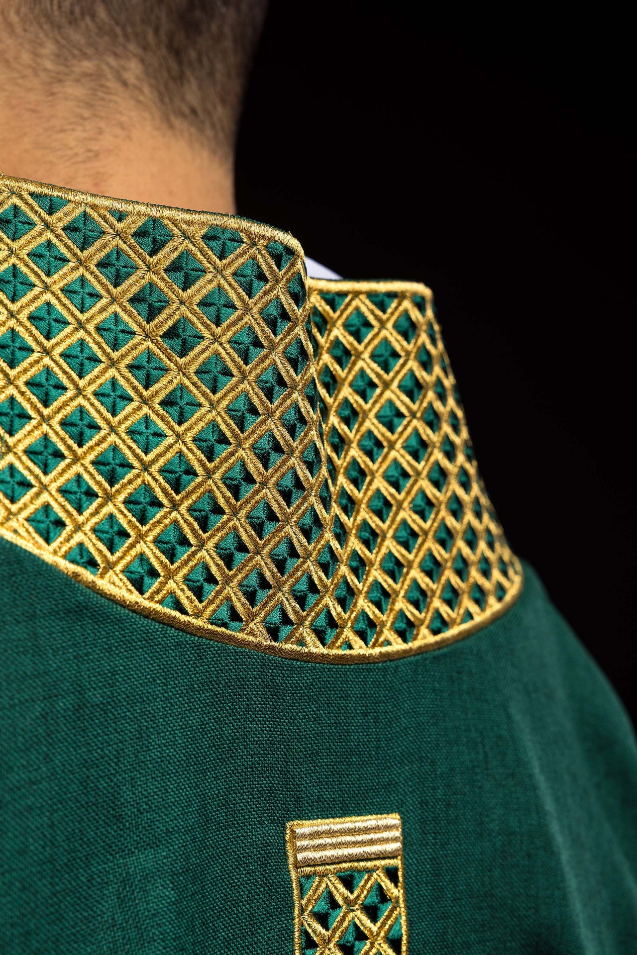 Dalmatica con cruces bordadas y cuello verde