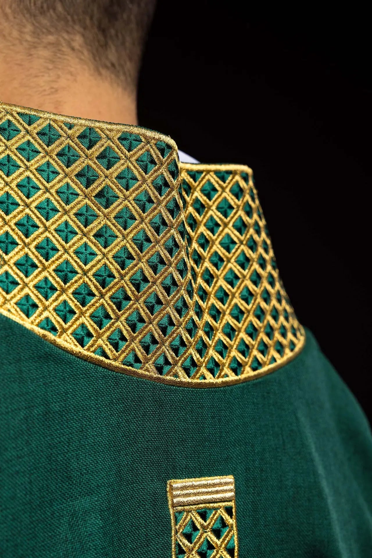 Dalmatica verde con cruces bordadas y cuello