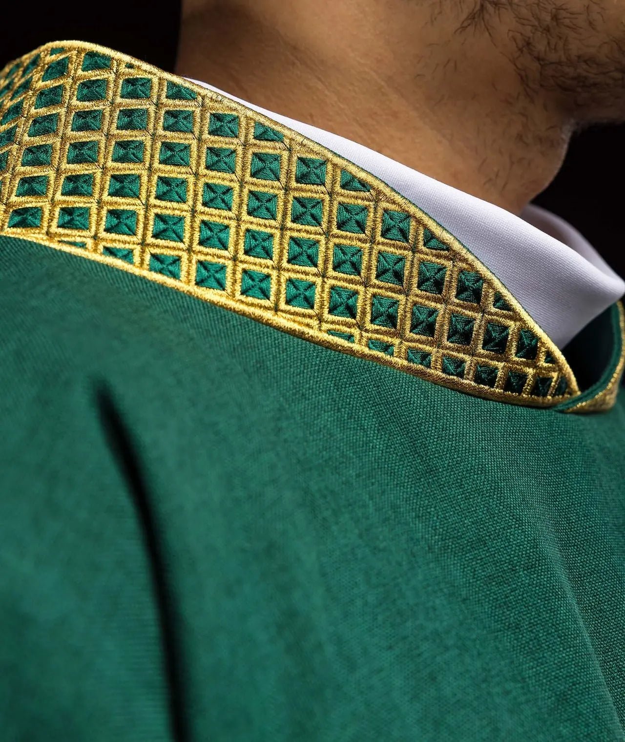 Dalmatica verde con cruces bordadas y cuello