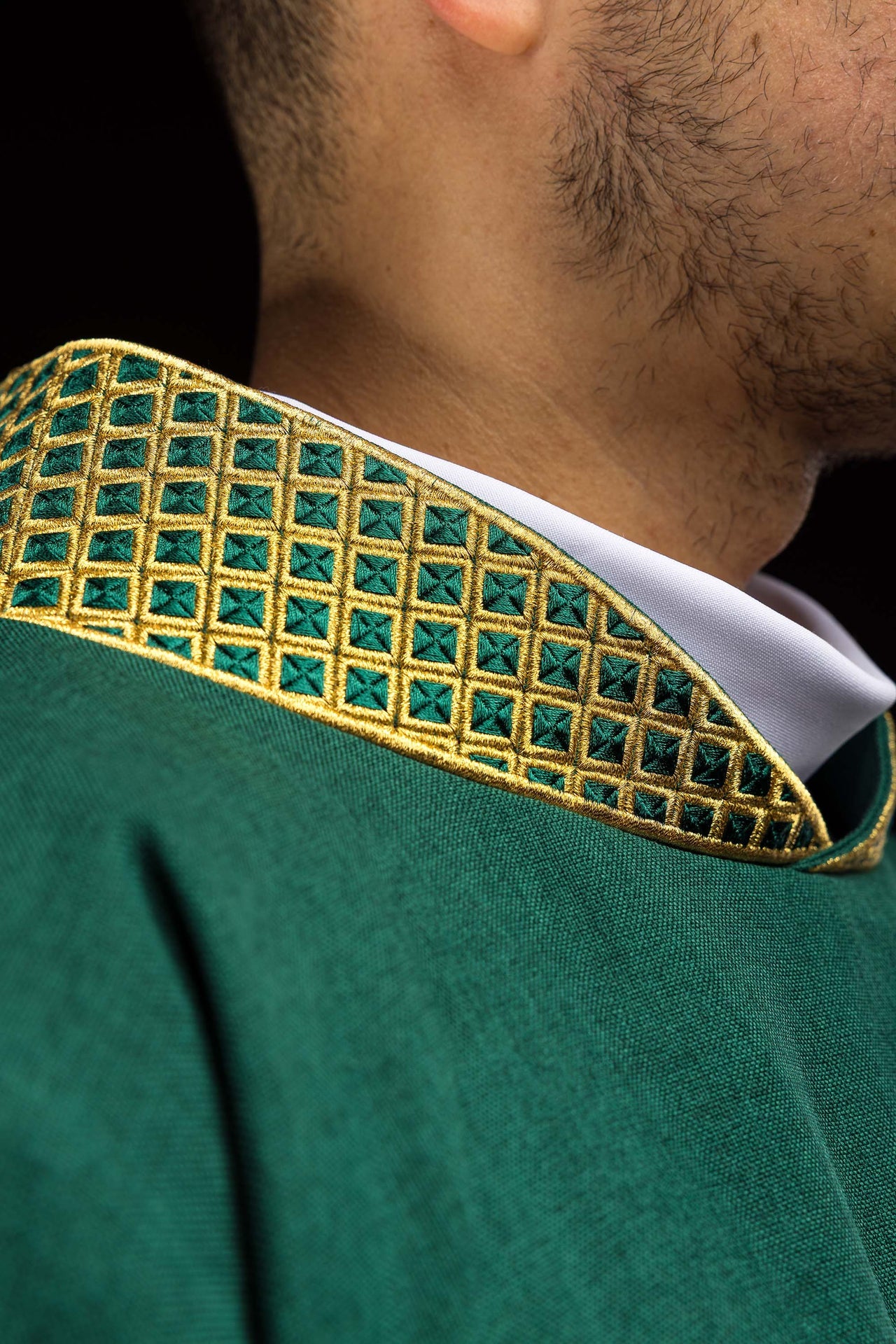 Dalmatica con cruces bordadas y cuello verde