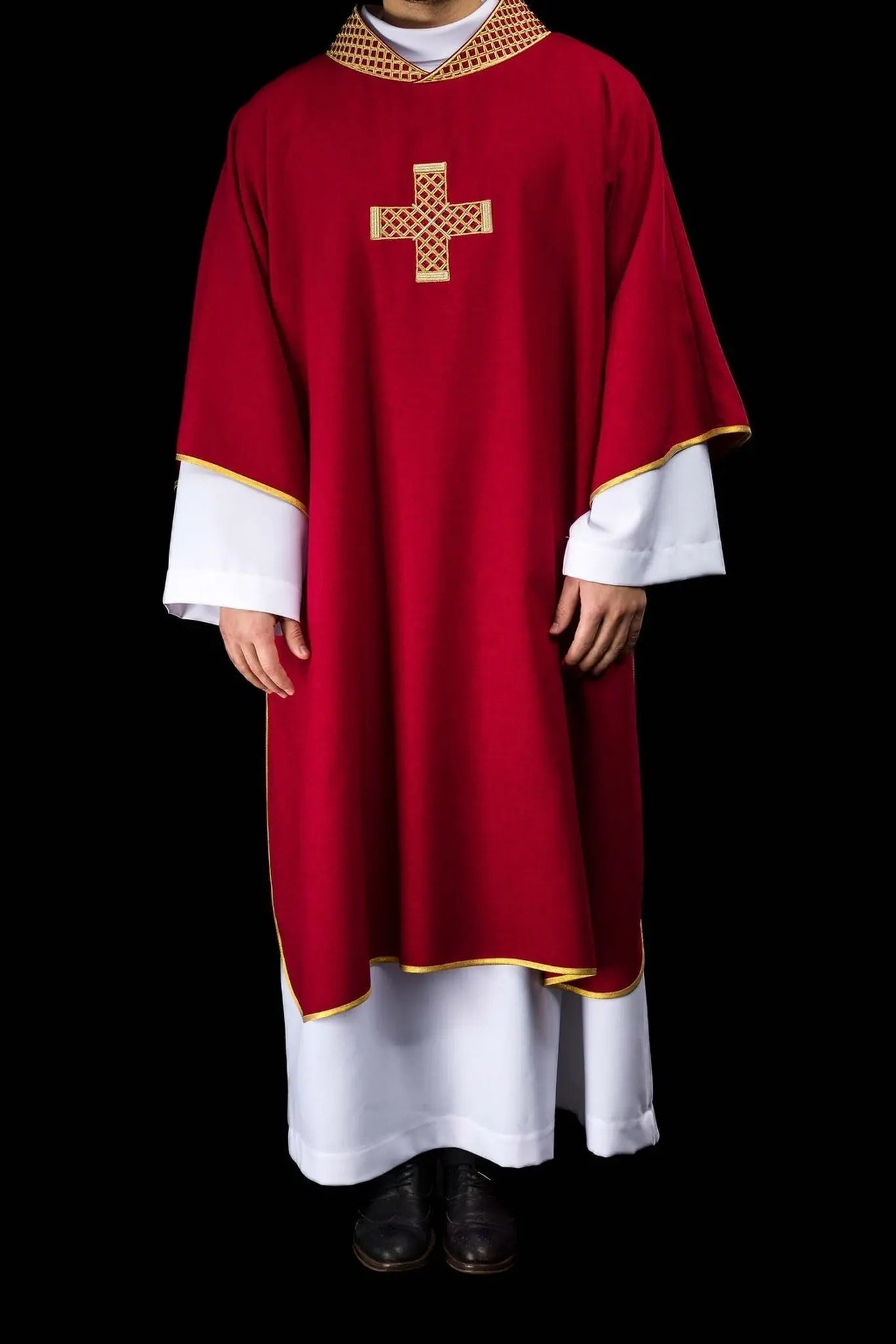 Dalmatica roja con bordado de cruz dorada