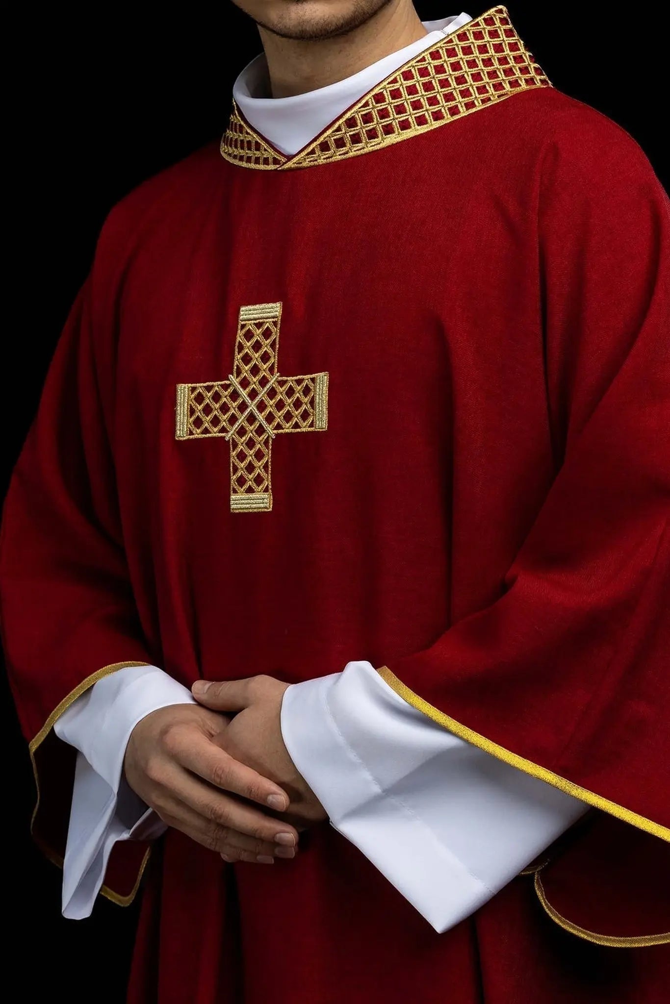 Dalmatica roja con bordado de cruz dorada