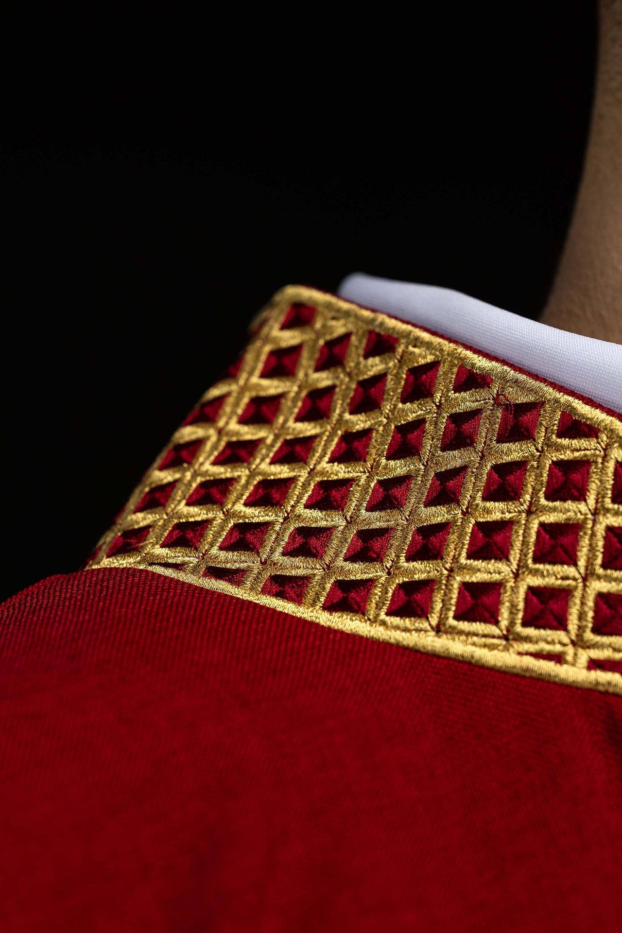 Dalmatyka z haftowanymi krzyżami i kołnierzem czerwona - ORNATY.PL