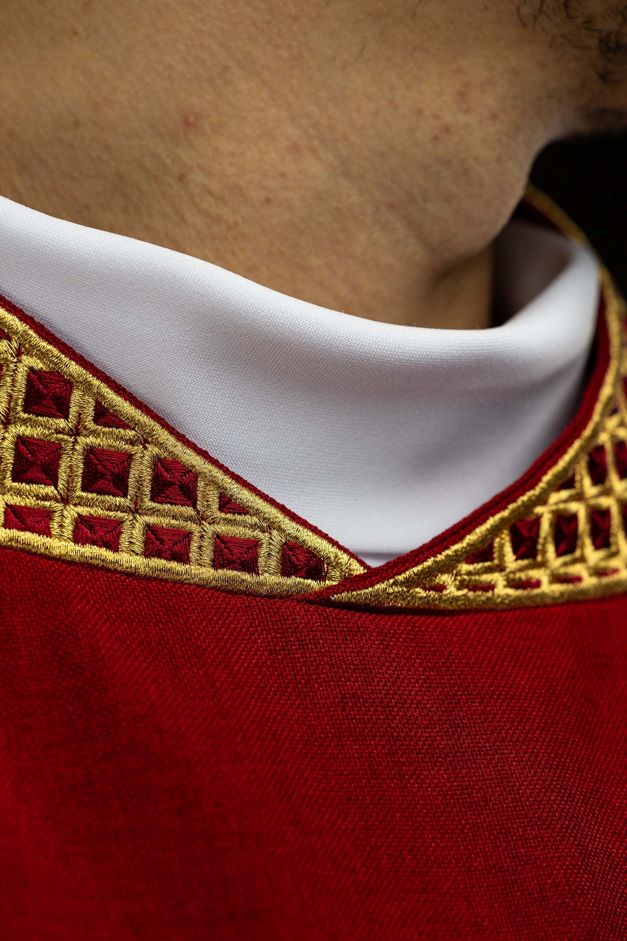 Dalmatyka z haftowanymi krzyżami i kołnierzem czerwona - ORNATY.PL