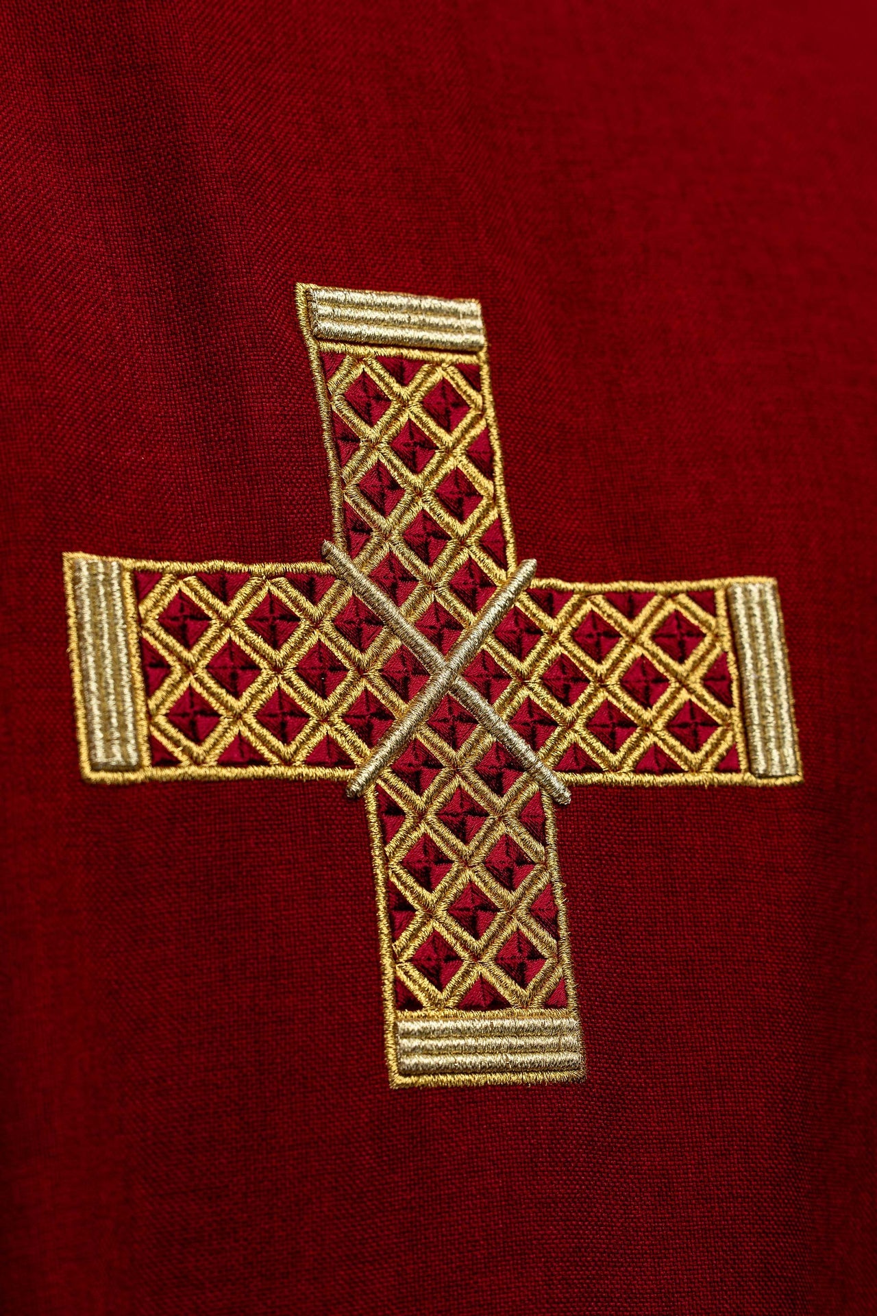 Dalmatyka z haftowanymi krzyżami i kołnierzem czerwona - ORNATY.PL
