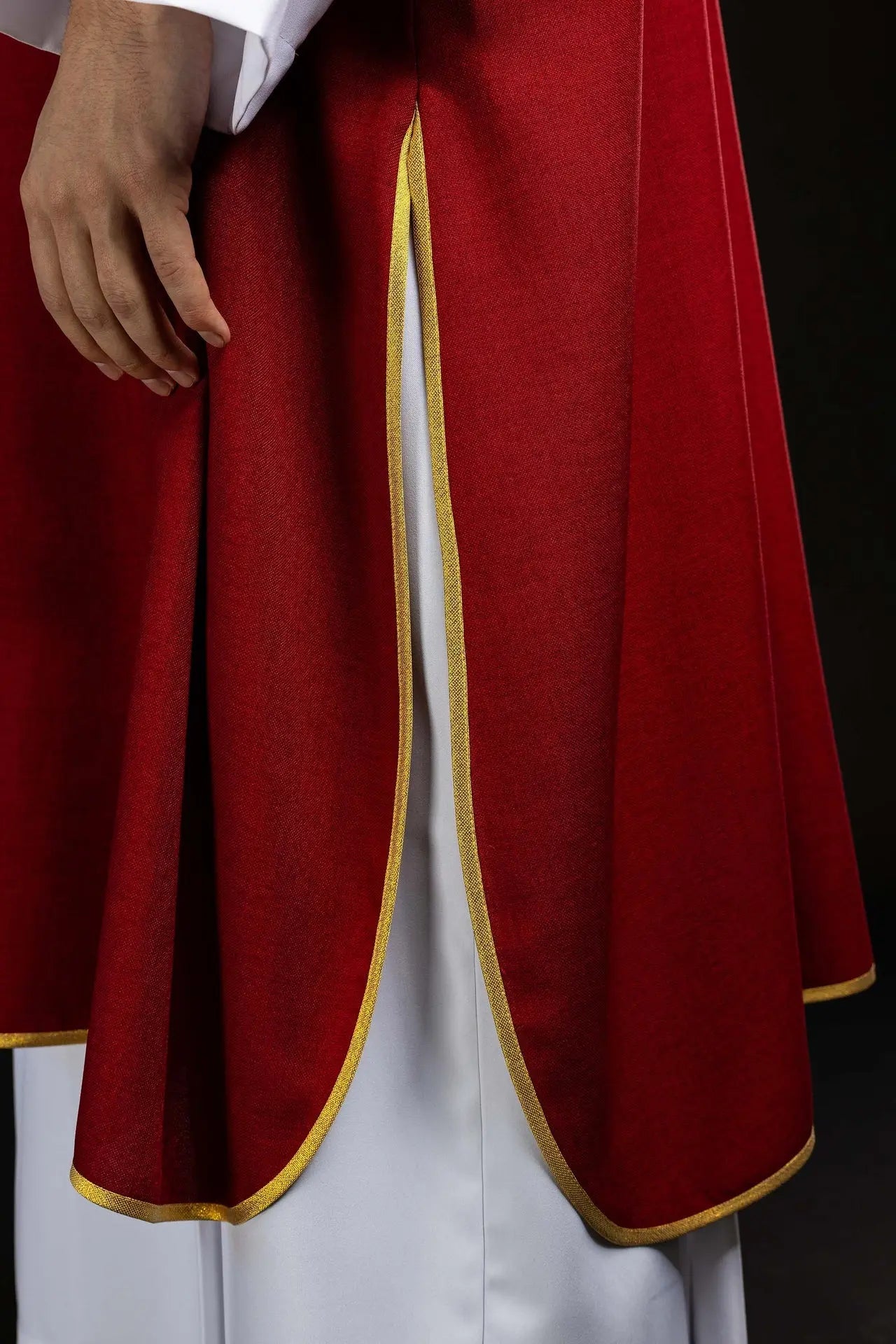 Dalmatica roja con bordado de cruz dorada