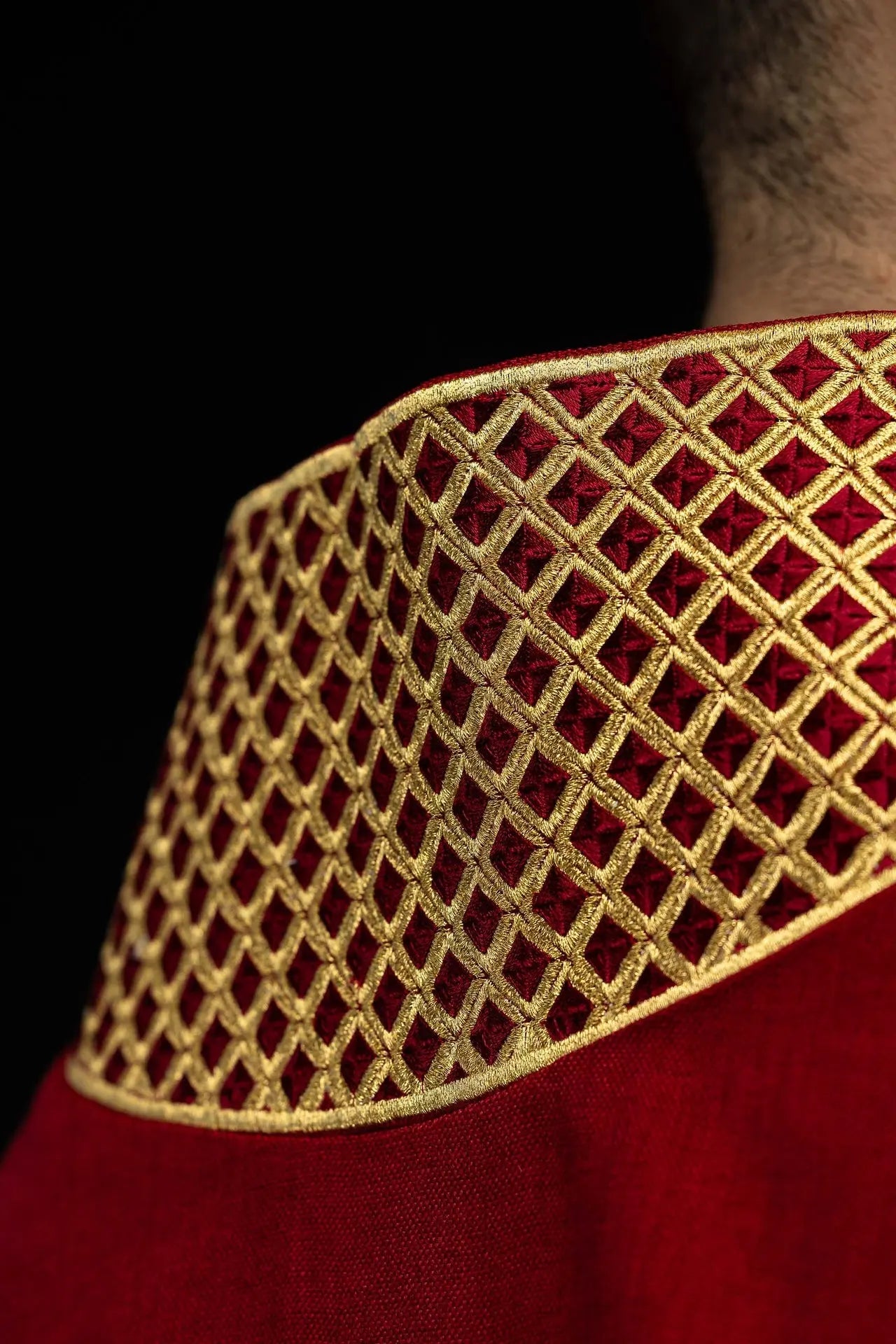 Dalmatica roja con bordado de cruz dorada