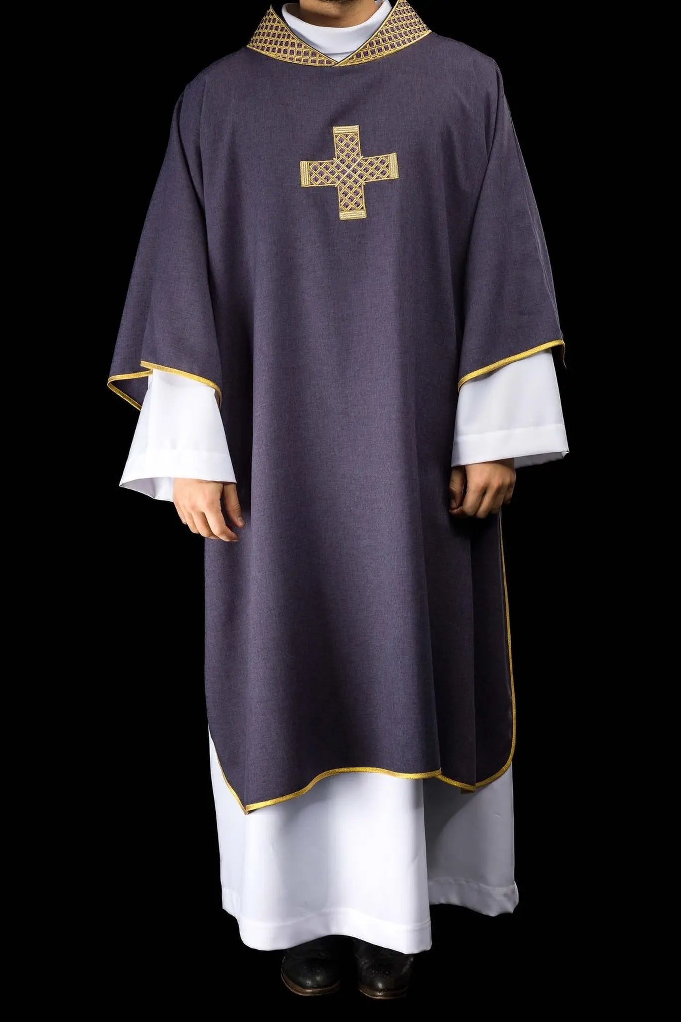Dalmática púrpura con cruces bordadas y cuello