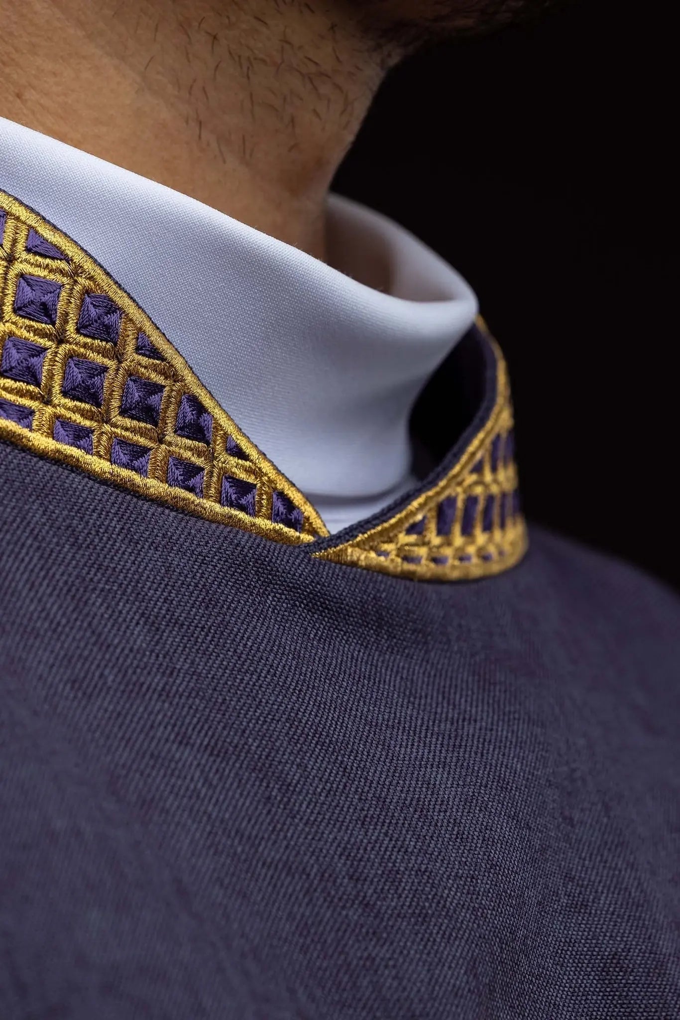 Dalmática púrpura con cruces bordadas y cuello