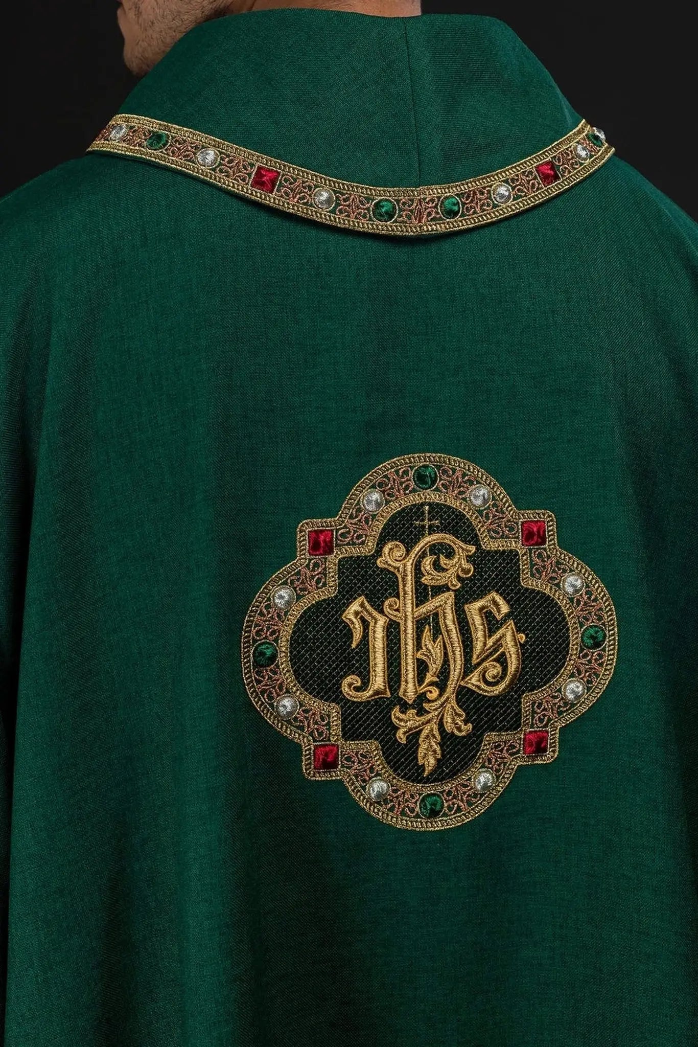 Dalmatica verde con símbolo IHS y cuello alto