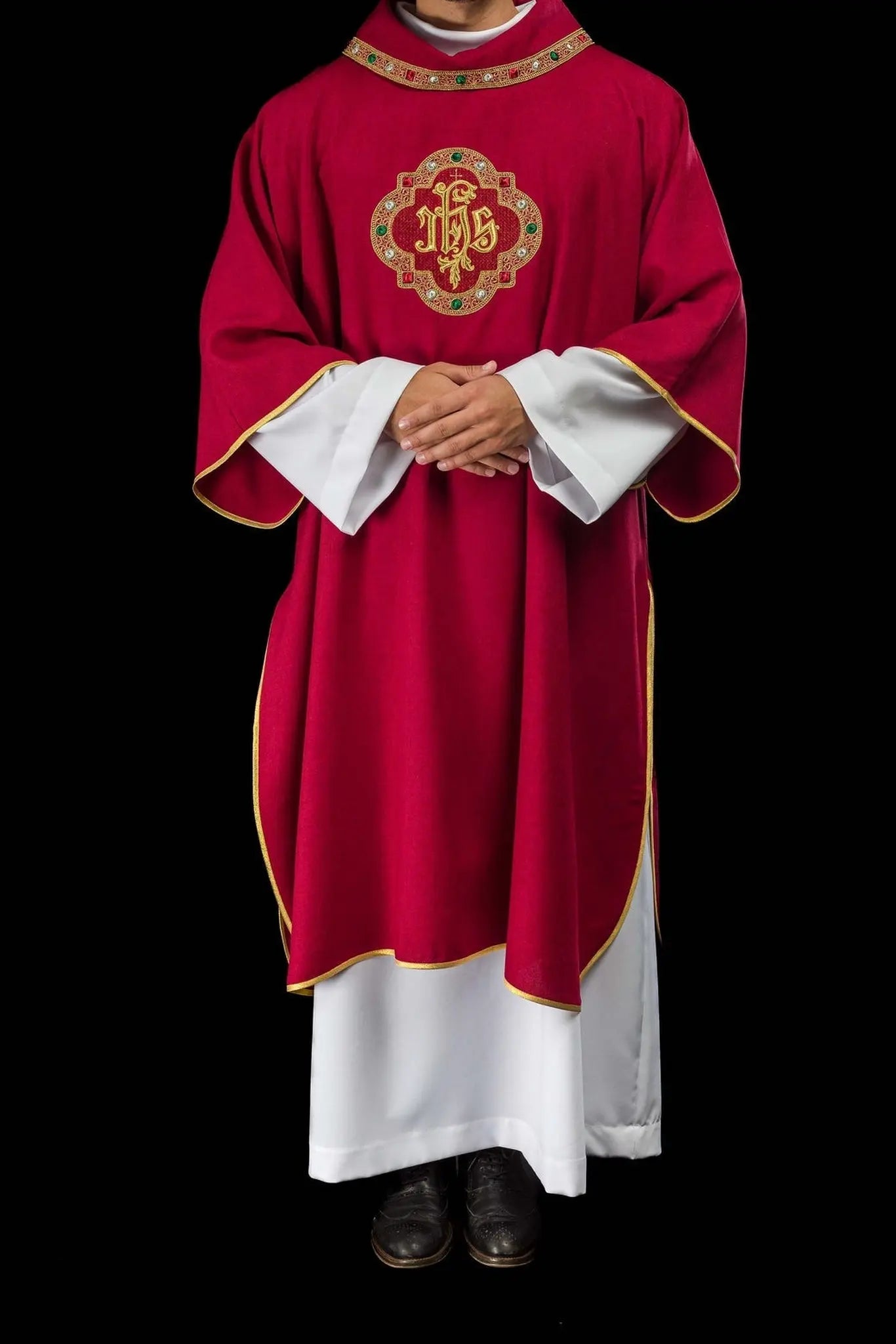 Dalmatica roja con símbolo IHS y cuello alto