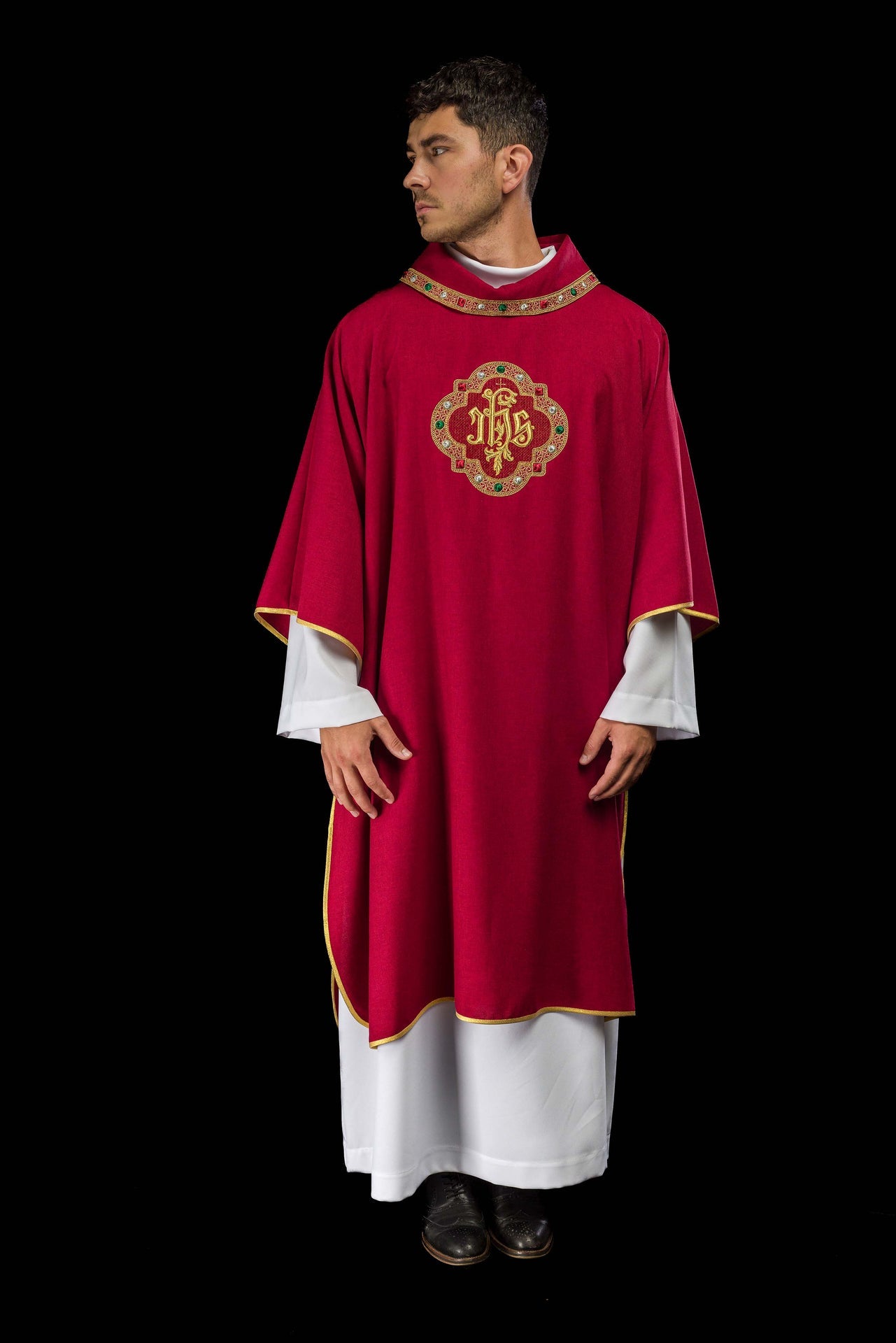 Dalmatyka z symbolem IHS i kołnierzem w kolorze czerwonym - ORNATY.PL