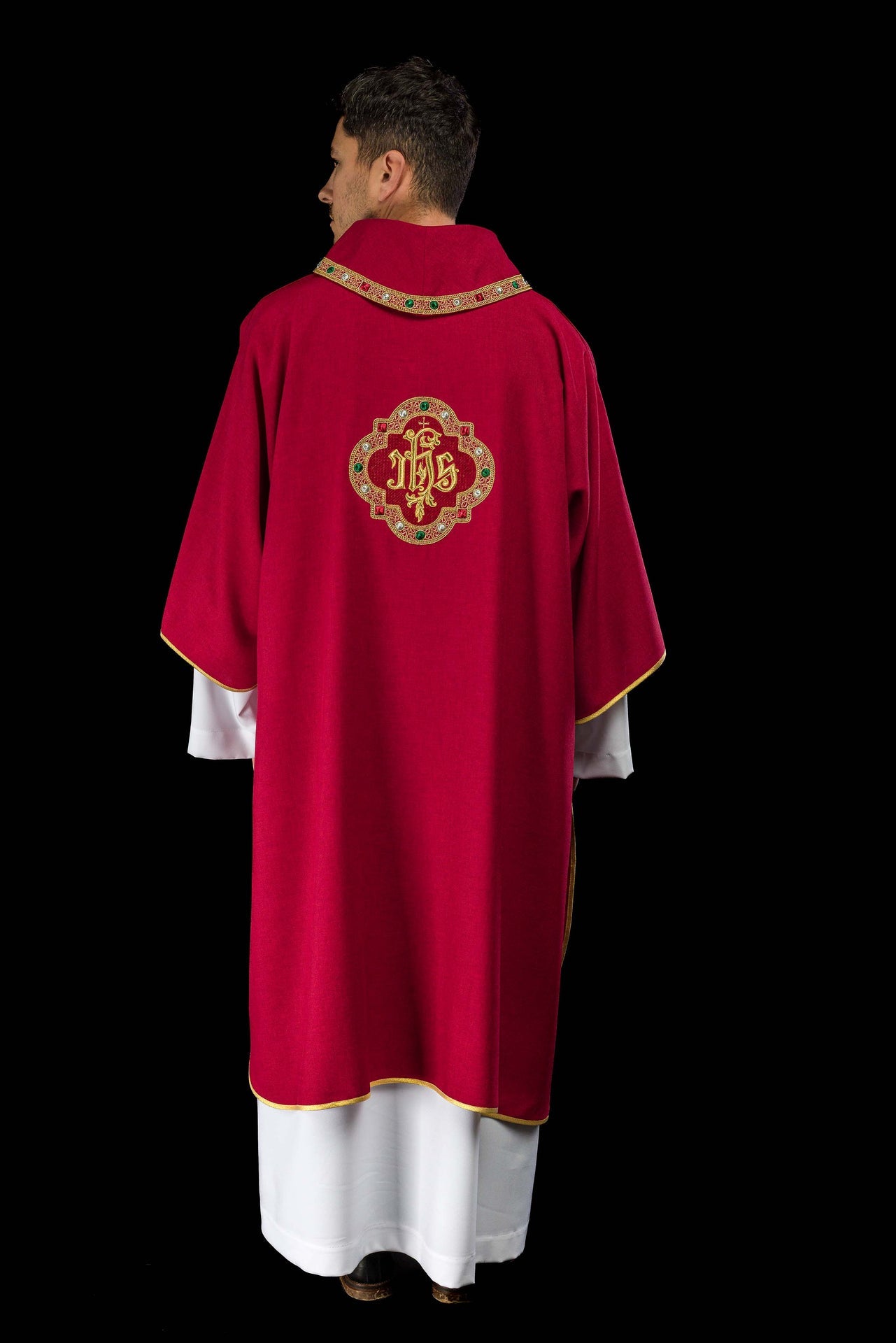 Dalmatyka z symbolem IHS i kołnierzem w kolorze czerwonym - ORNATY.PL