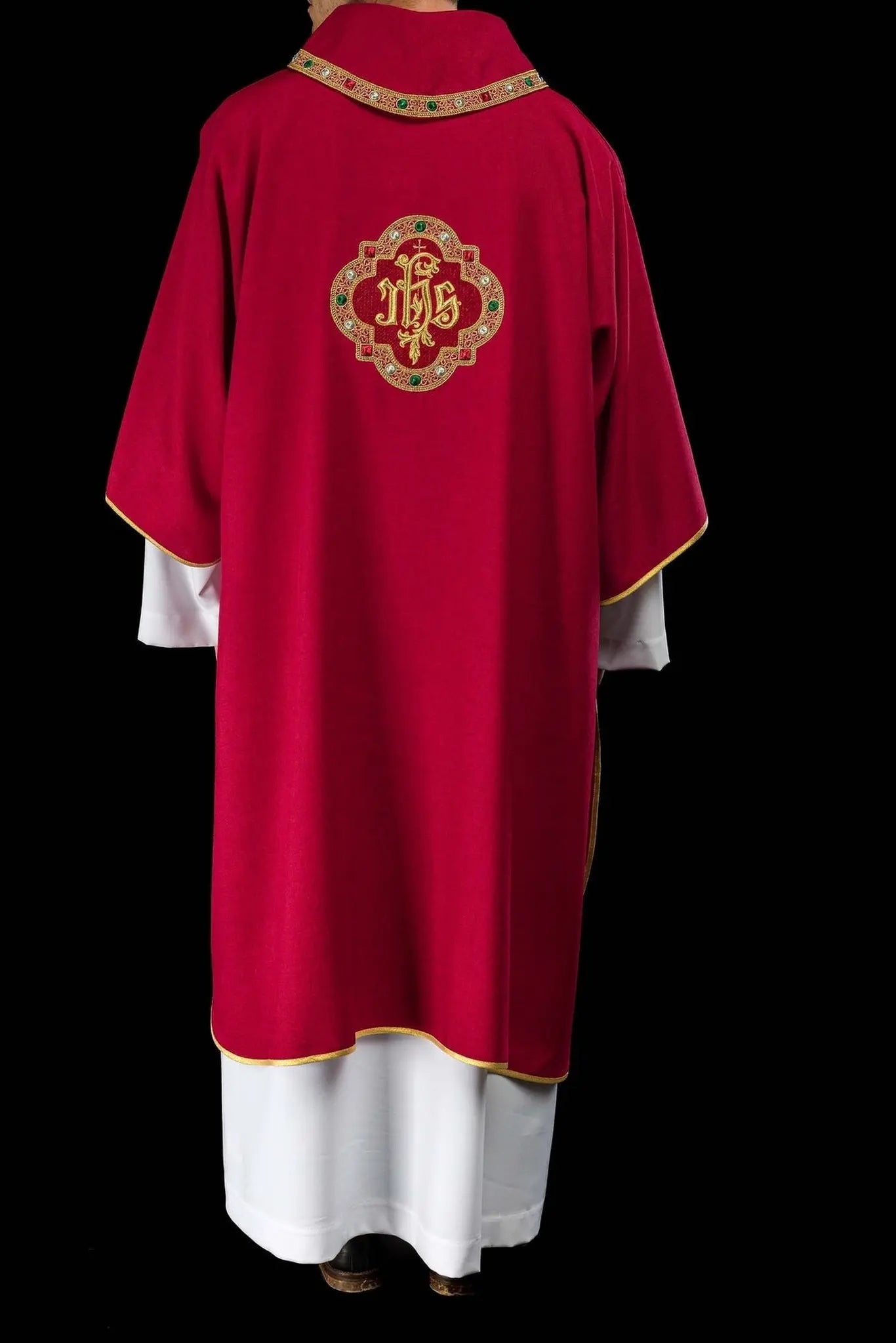 Dalmatica roja con símbolo IHS y cuello alto