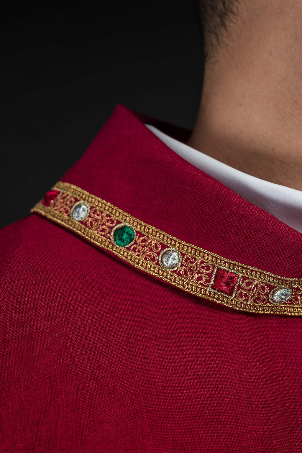 Dalmatyka z symbolem IHS i kołnierzem w kolorze czerwonym - ORNATY.PL