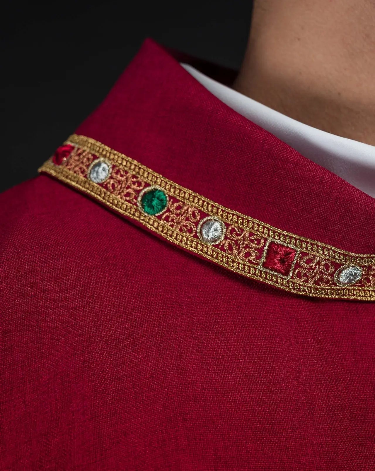 Dalmatica roja con símbolo IHS y cuello alto