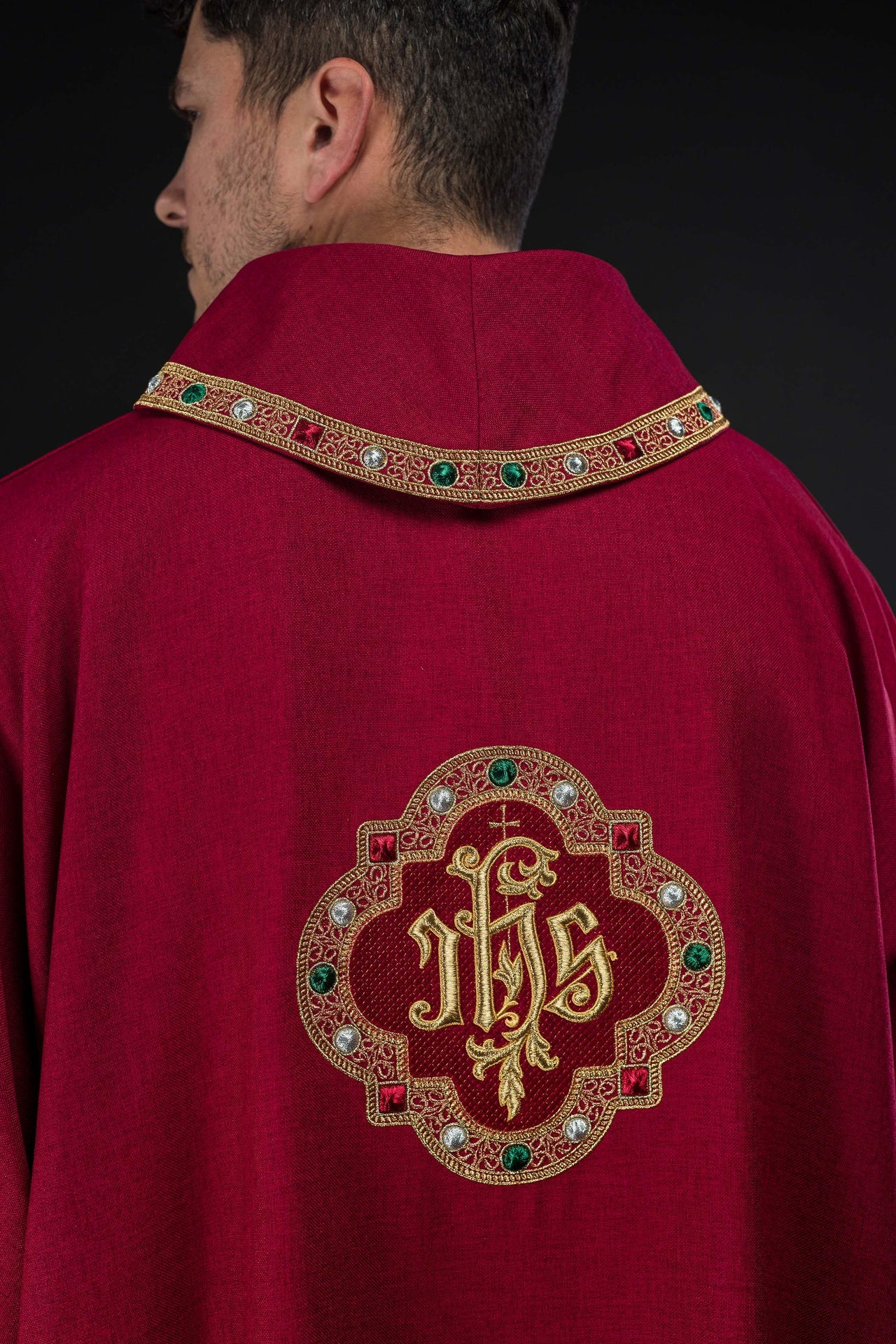 Dalmatyka z symbolem IHS i kołnierzem w kolorze czerwonym - ORNATY.PL