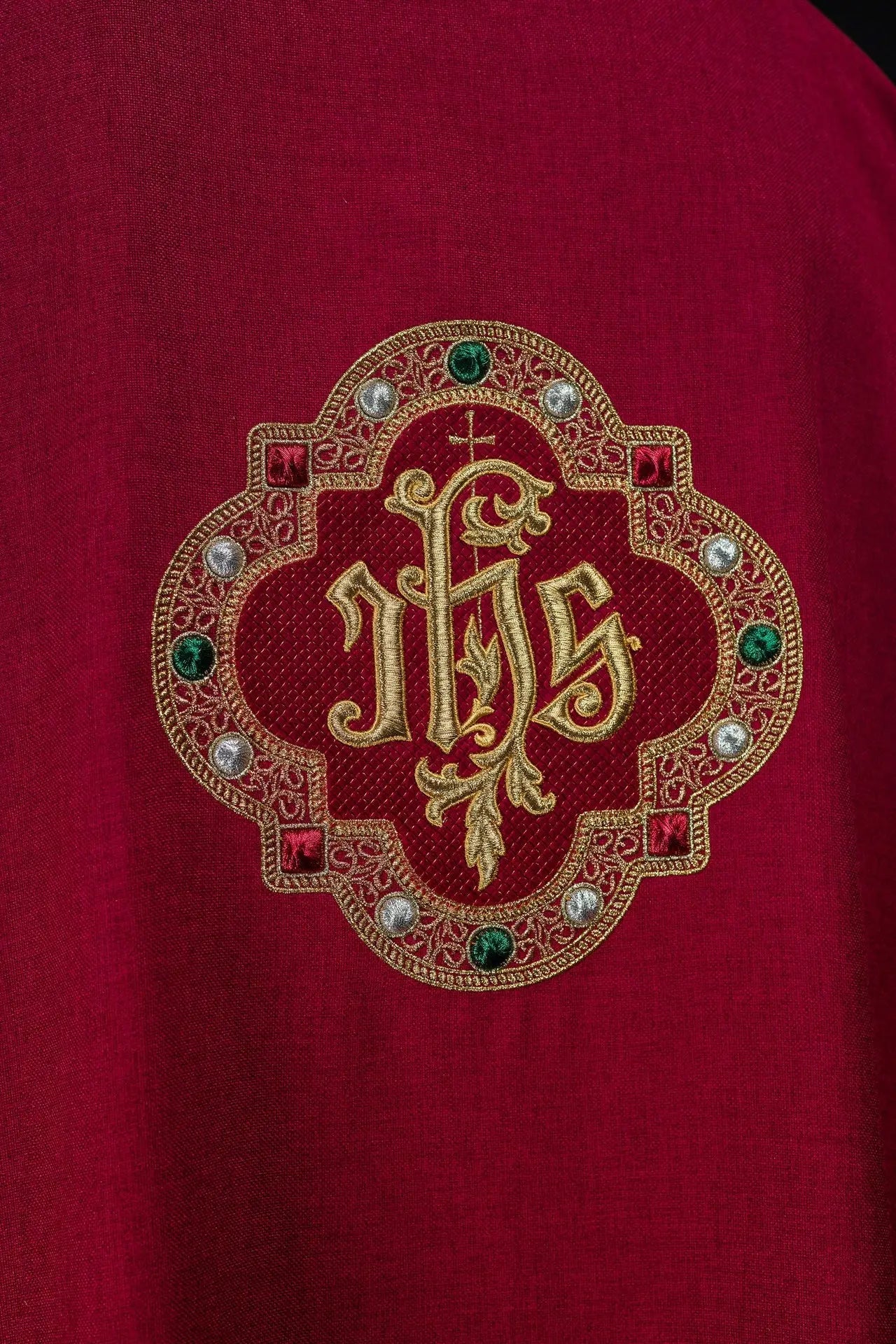 Dalmatica roja con símbolo IHS y cuello alto