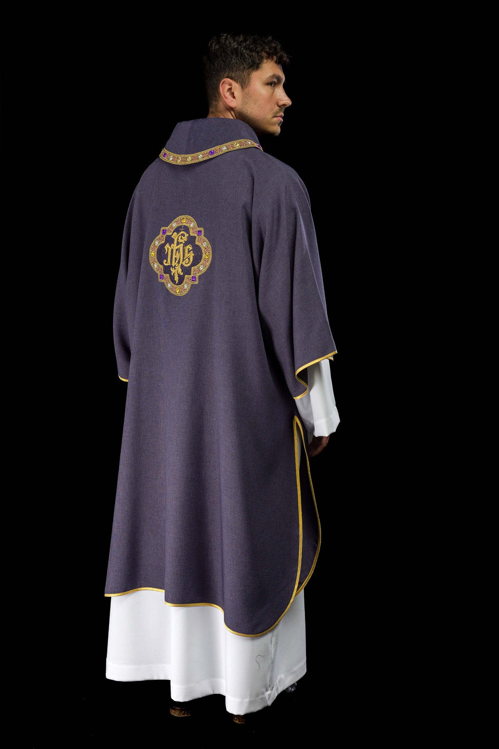 Dalmatyka z symbolem IHS i kołnierzem w kolorze fioletowym - ORNATY.PL