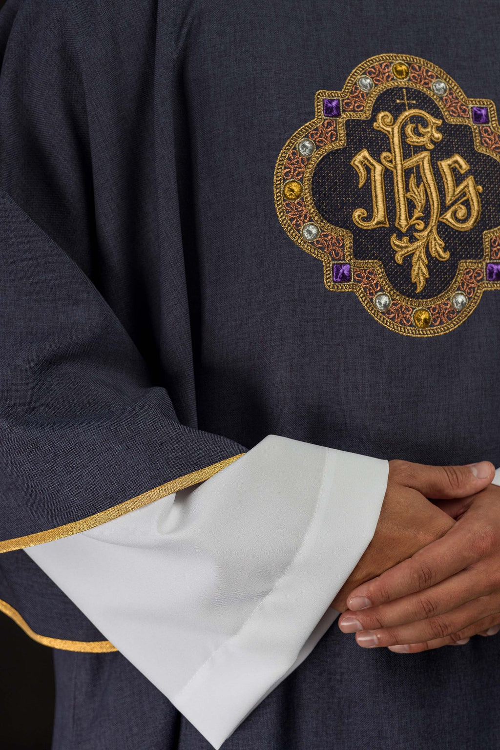 Dalmatyka z symbolem IHS i kołnierzem w kolorze fioletowym - ORNATY.PL