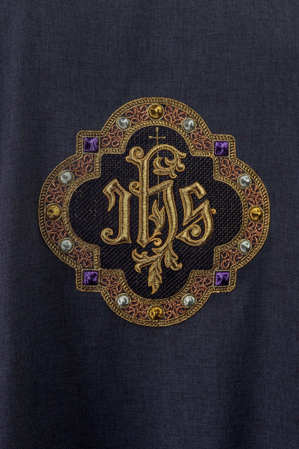 Dalmatyka z symbolem IHS i kołnierzem w kolorze fioletowym - ORNATY.PL