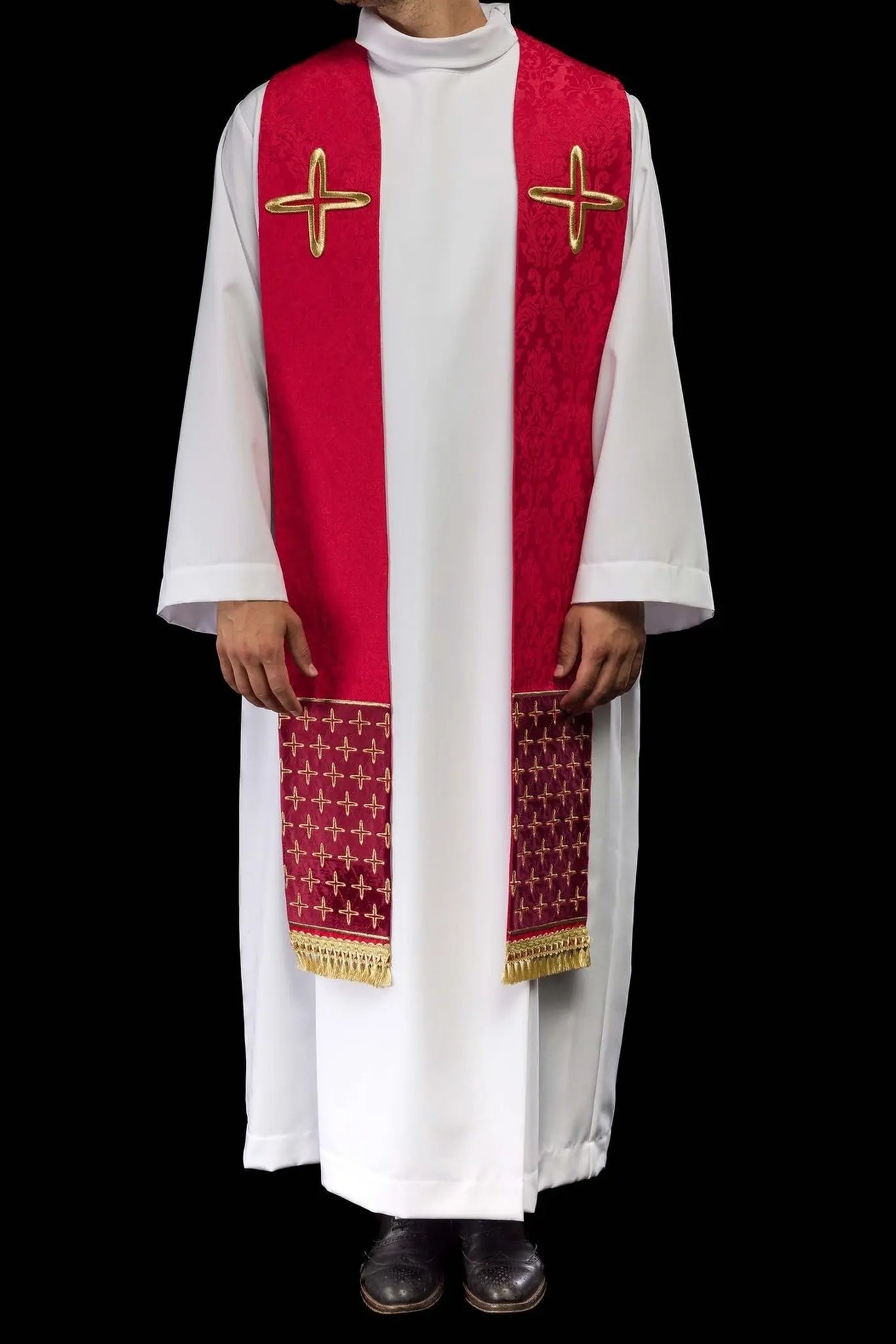Estola roja de jacquard con motivos de cruces bordadas