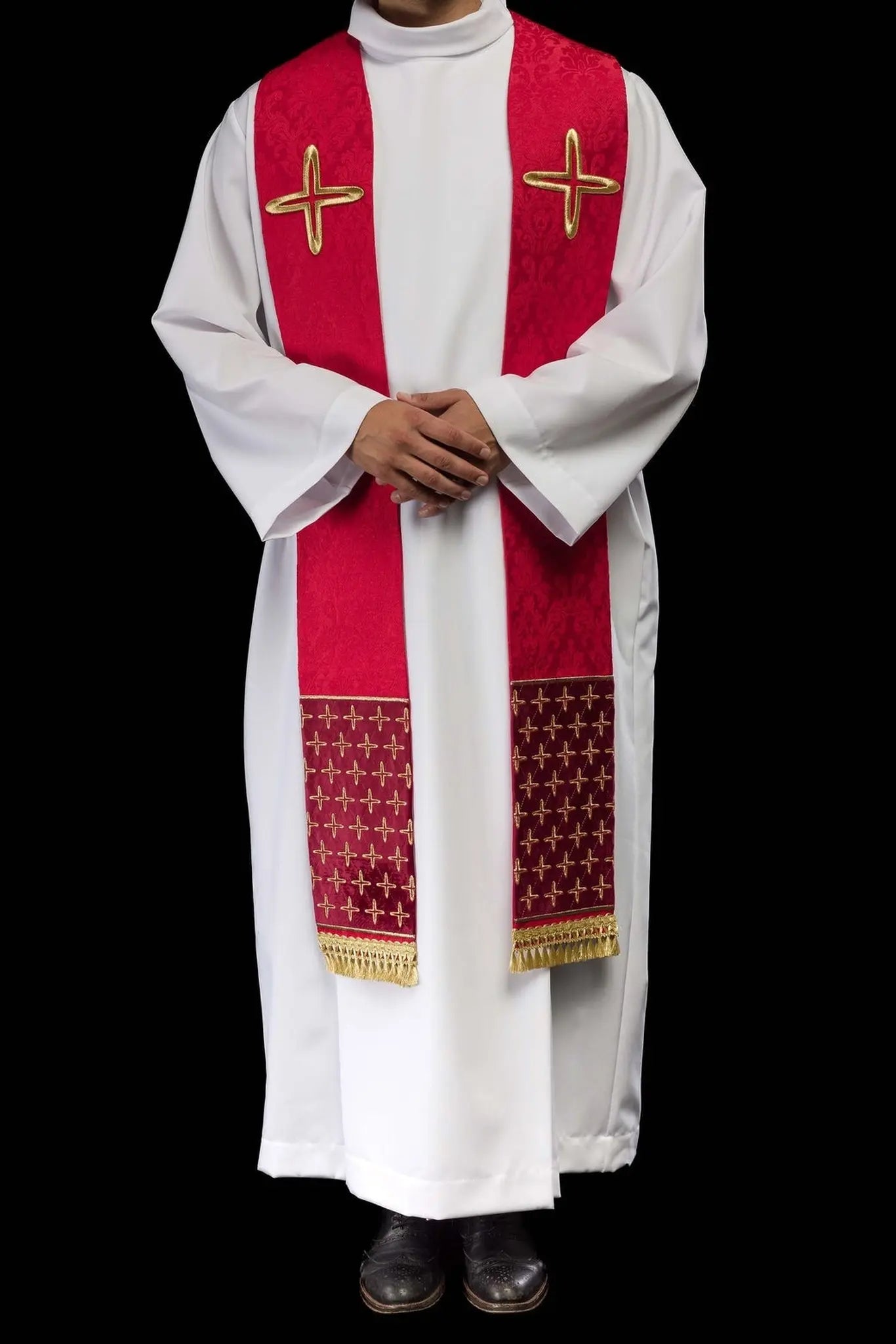 Estola roja de jacquard con motivos de cruces bordadas