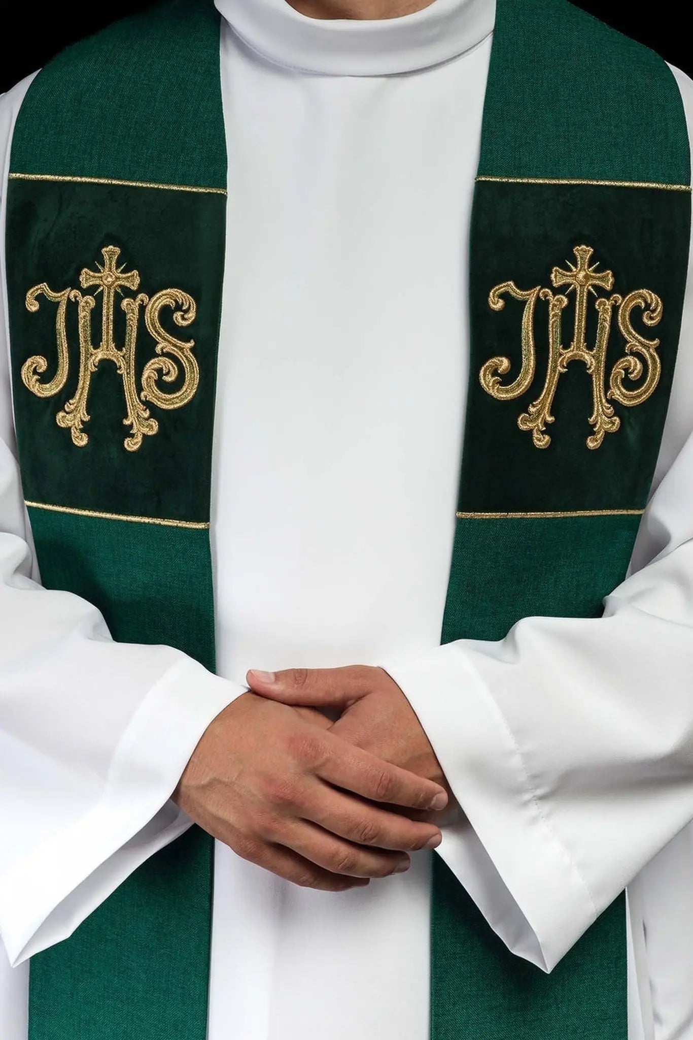 Estola de terciopelo verde con motivo bordado IHS