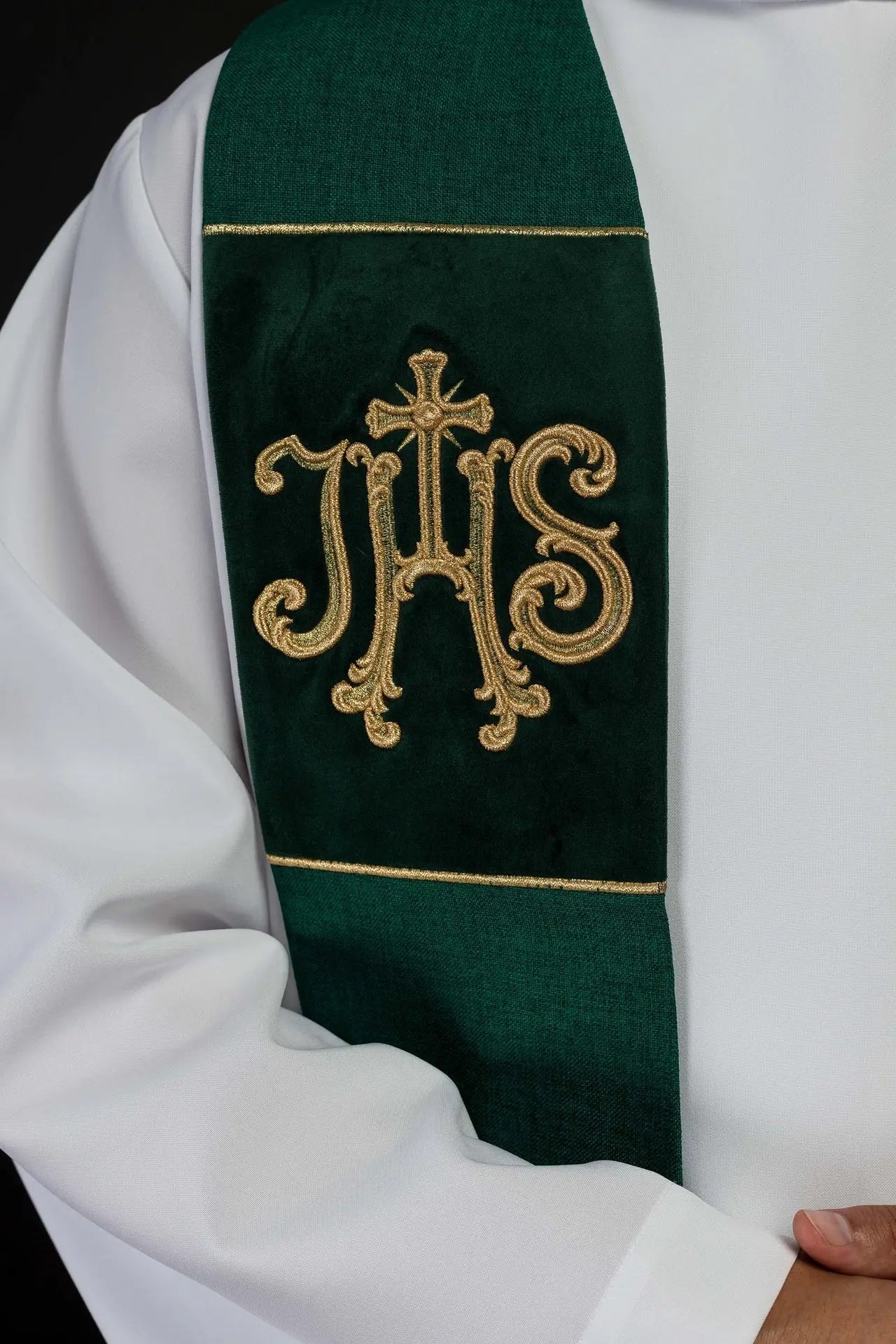 Estola de terciopelo verde con motivo bordado IHS