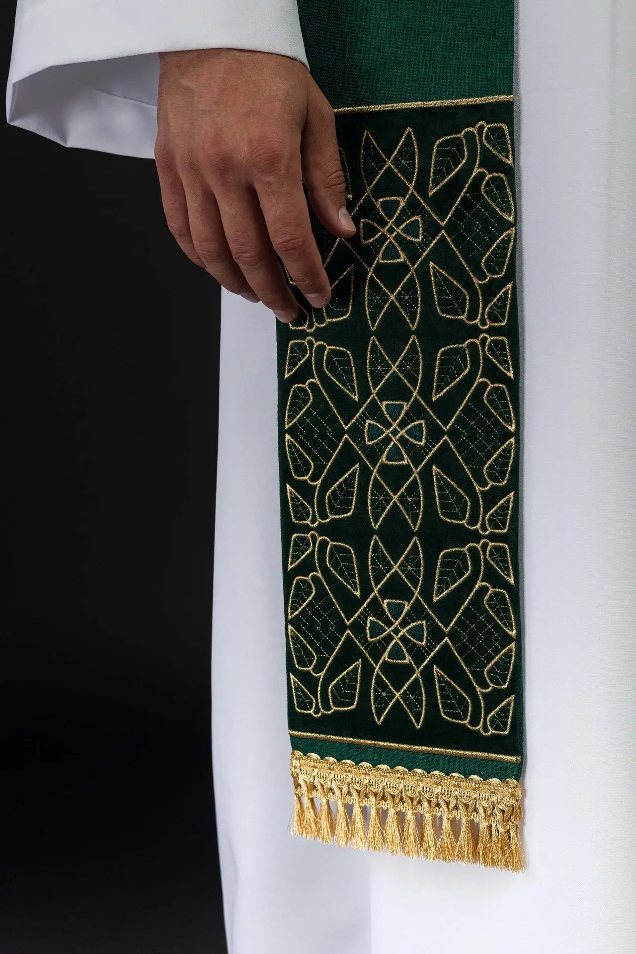 Estola de terciopelo verde con motivo bordado IHS
