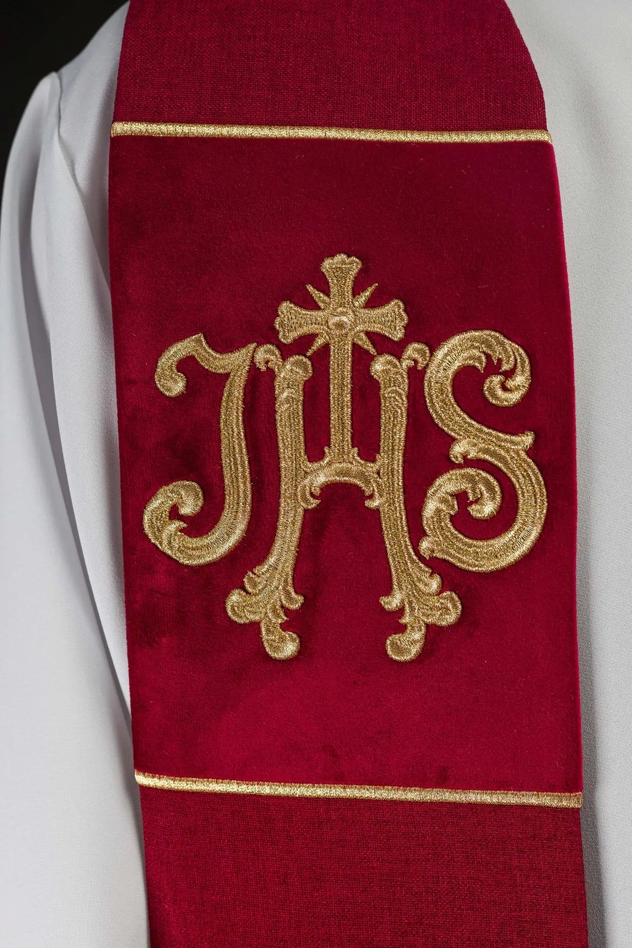 Estola bordada de terciopelo rojo con motivo IHS