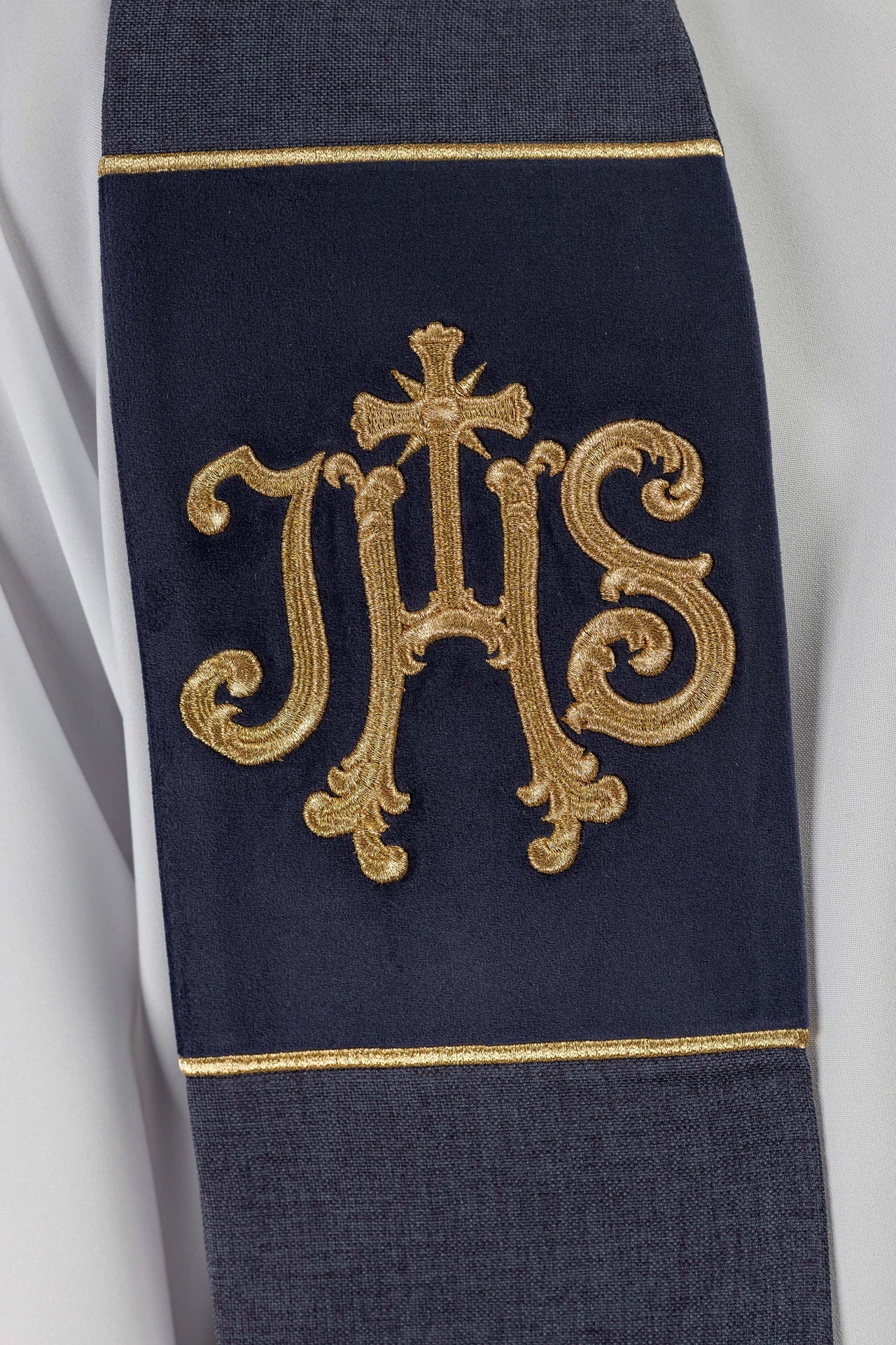 Stuła haftowana aksamitna z motywem IHS fioletowa - ORNATY.PL