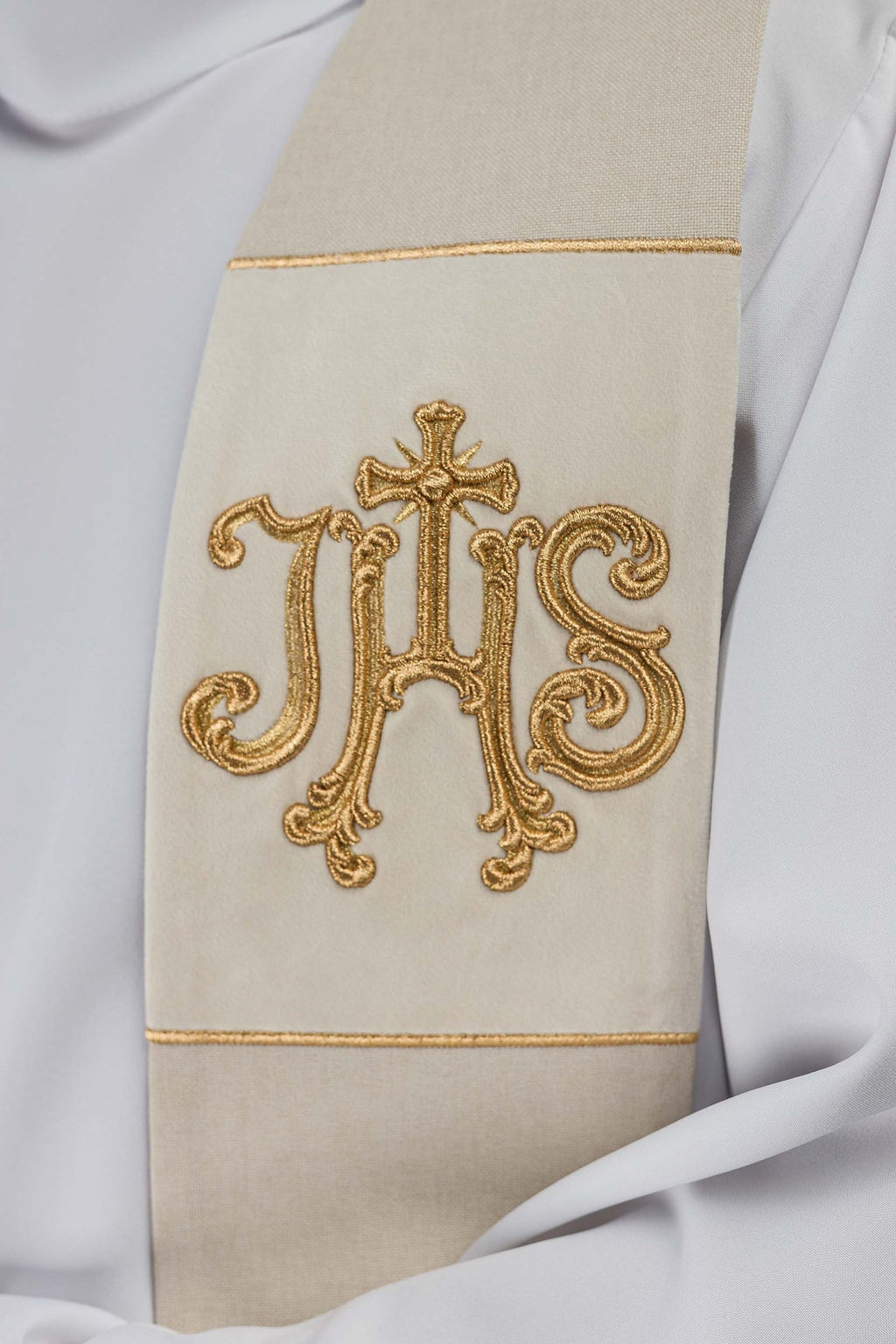 Stuła haftowana aksamitna z motywem IHS ecru - ORNATY.PL