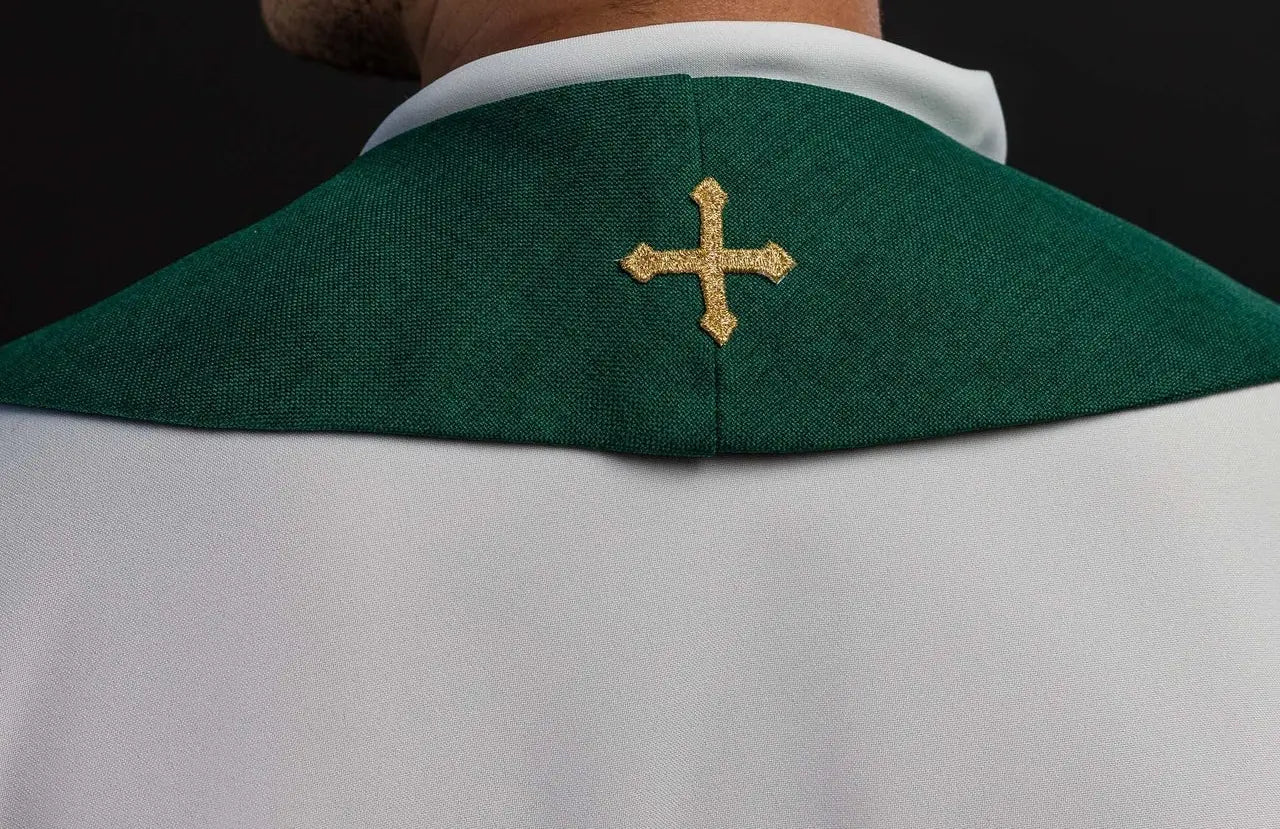 Estola verde bordada con el motivo IHS