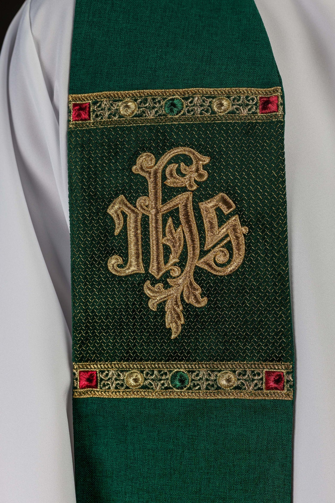 Stuła haftowana z motywem IHS zielona - ORNATY.PL