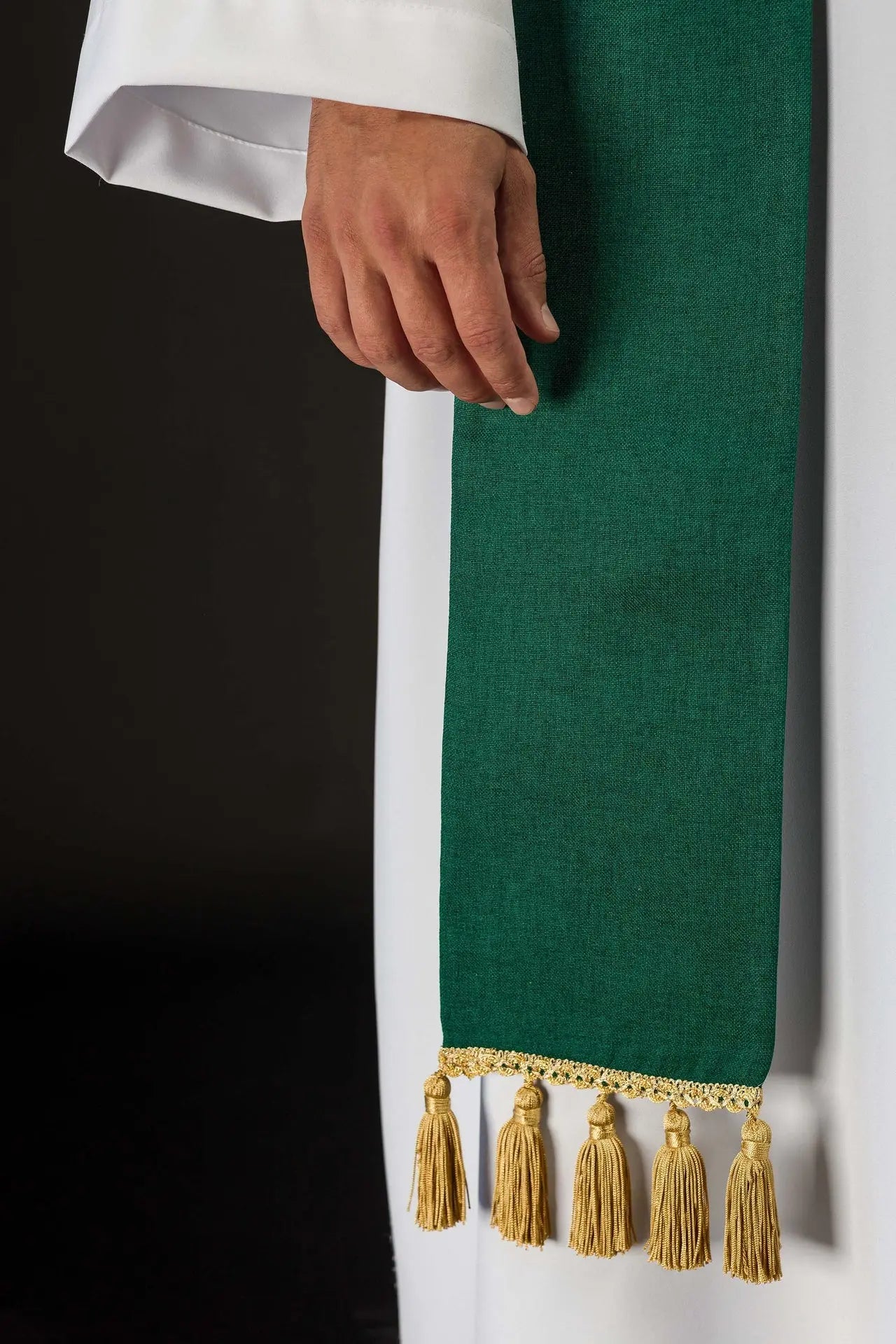 Estola verde bordada con el motivo IHS