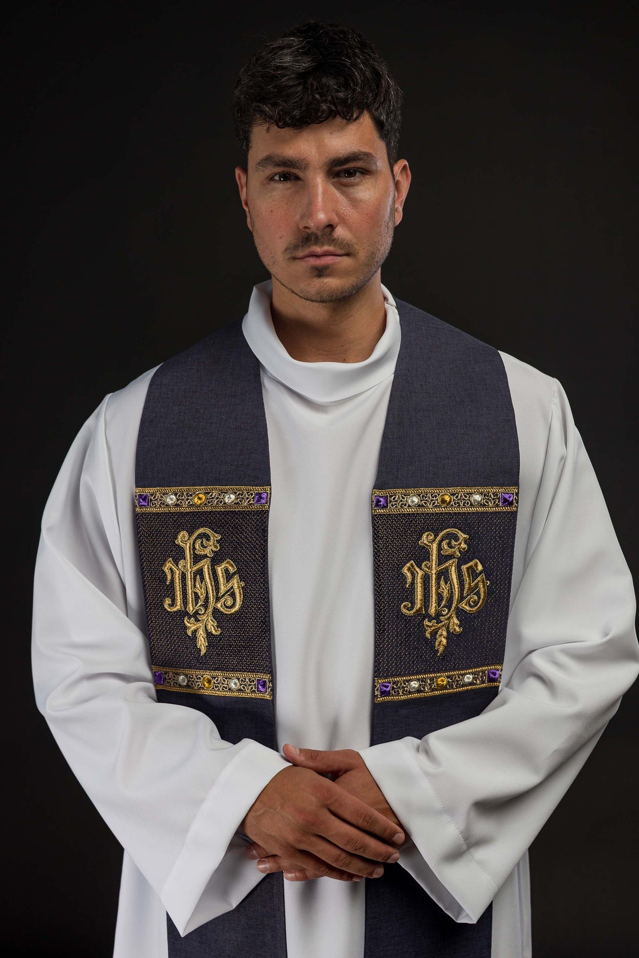 Stuła haftowana z motywem IHS fioletowa - ORNATY.PL