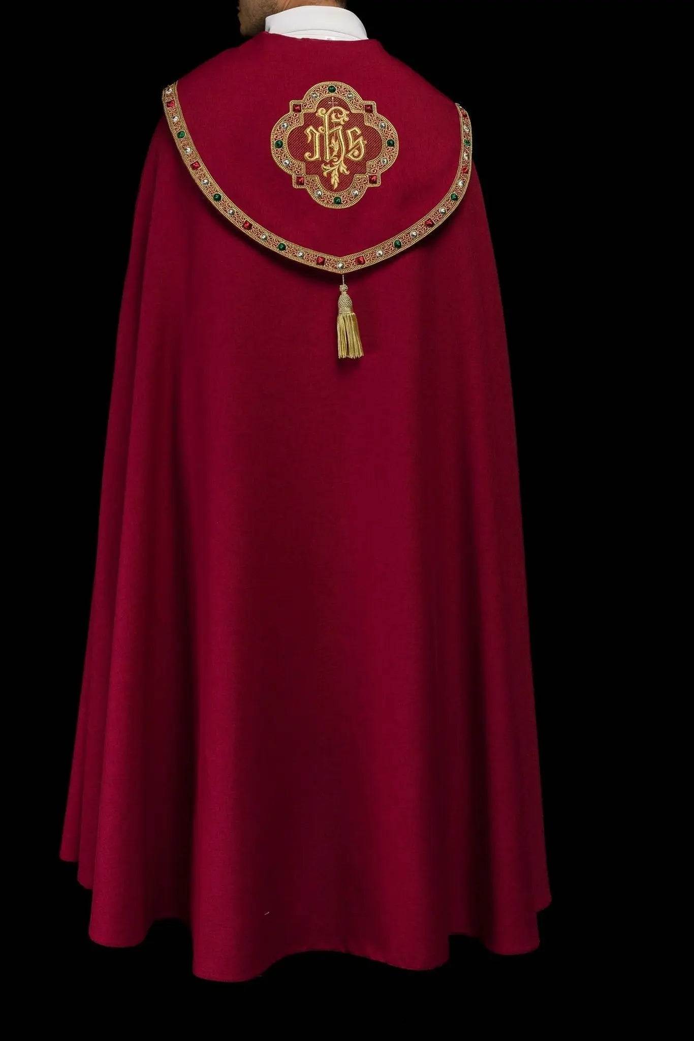 Capa litúrgica roja con IHS dorado