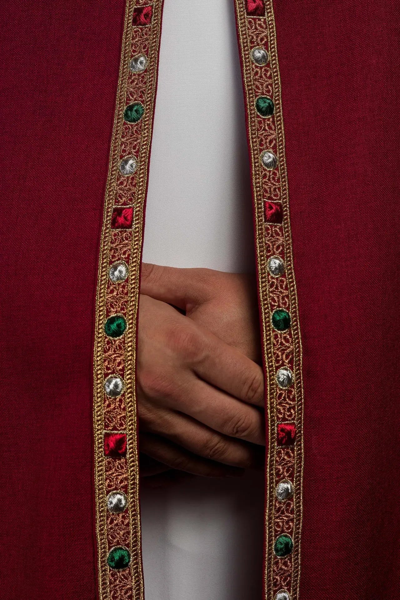 Capa litúrgica roja con IHS dorado