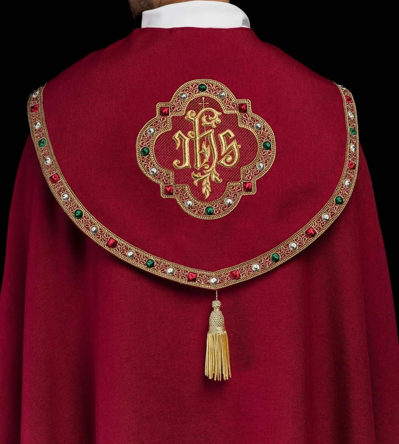 Capa litúrgica roja con IHS dorado