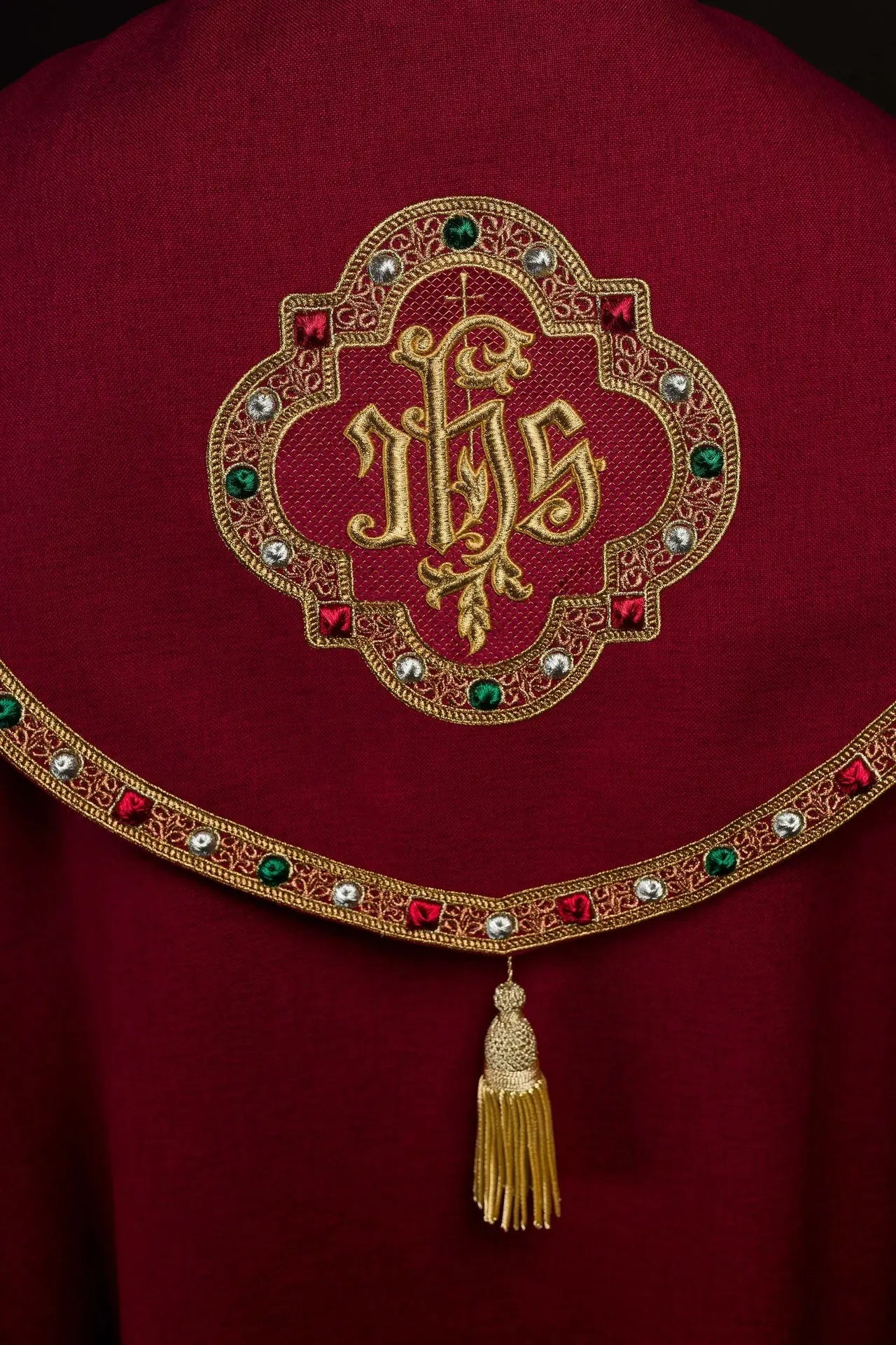 Capa litúrgica roja con IHS dorado
